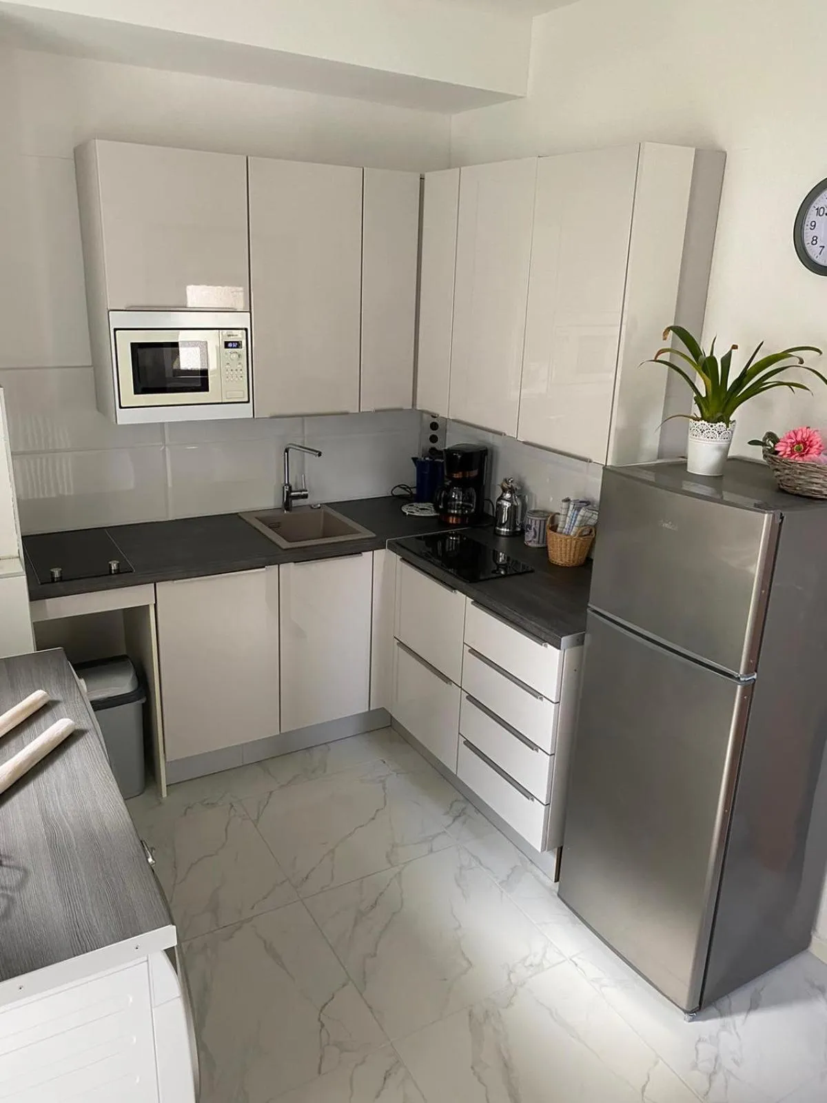 Kitchen or kitchenette in Gästehaus Kühnle