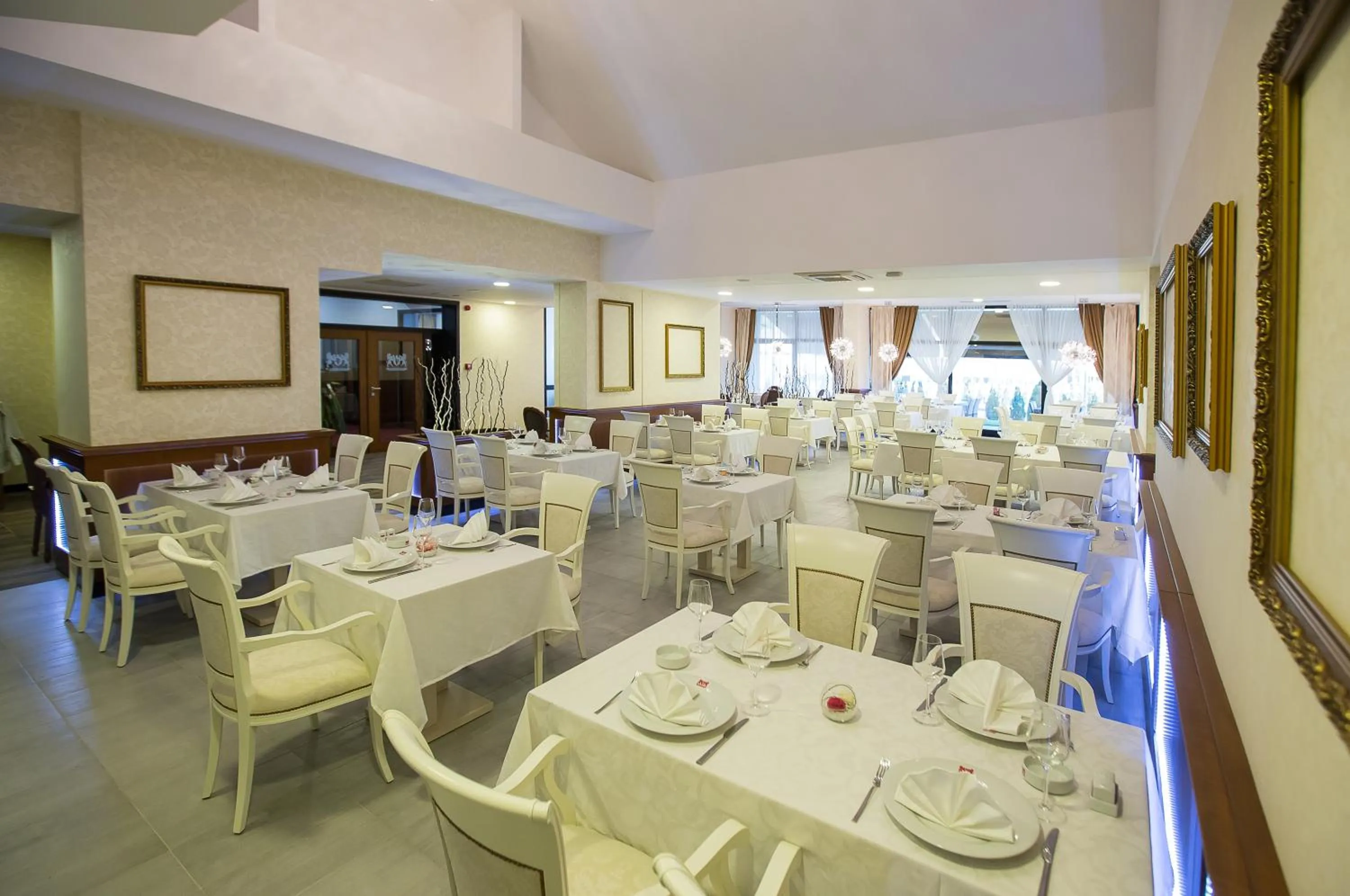 Restaurant/places to eat in Hotel Exclusive President