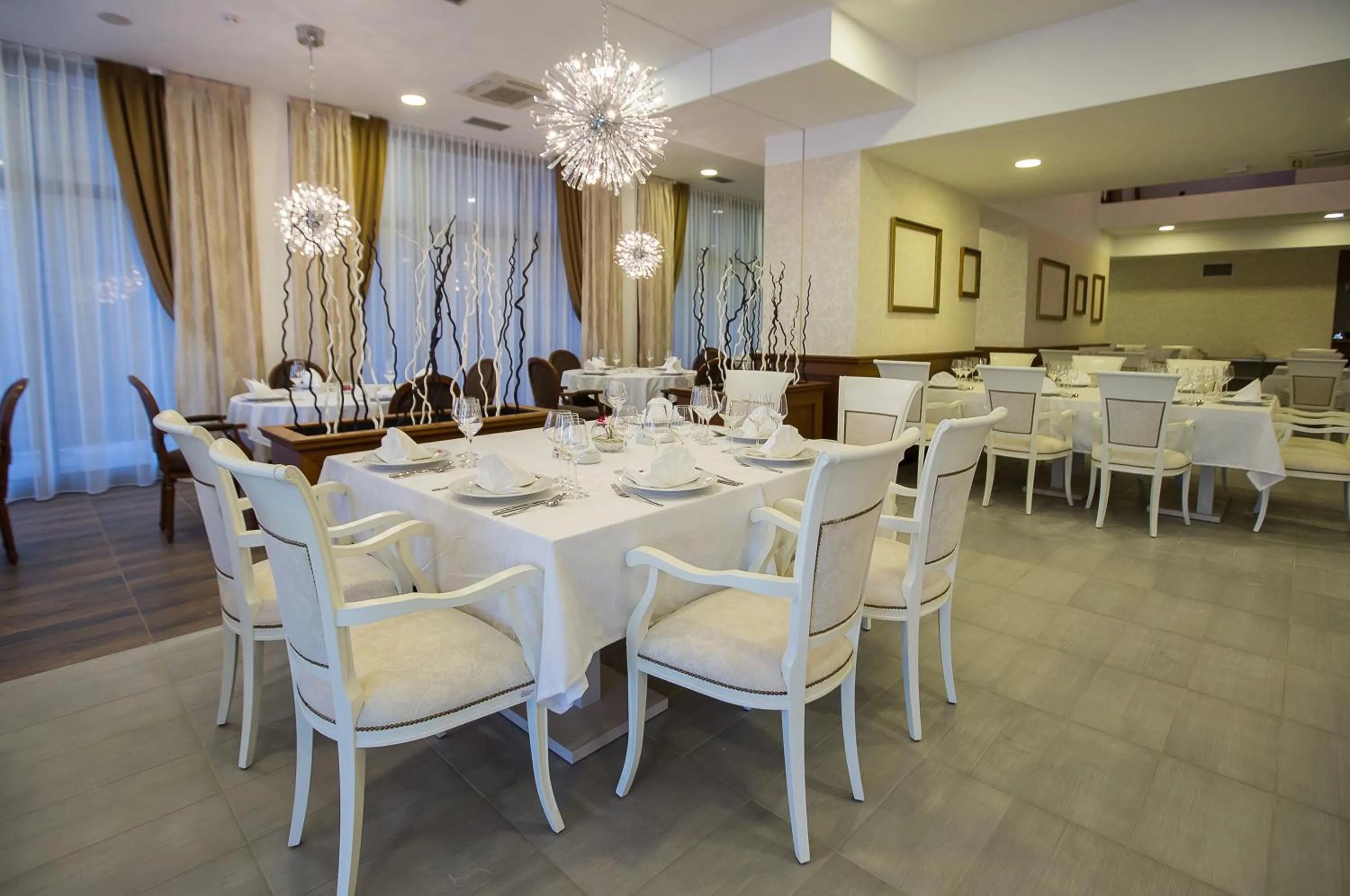 Restaurant/places to eat in Hotel Exclusive President