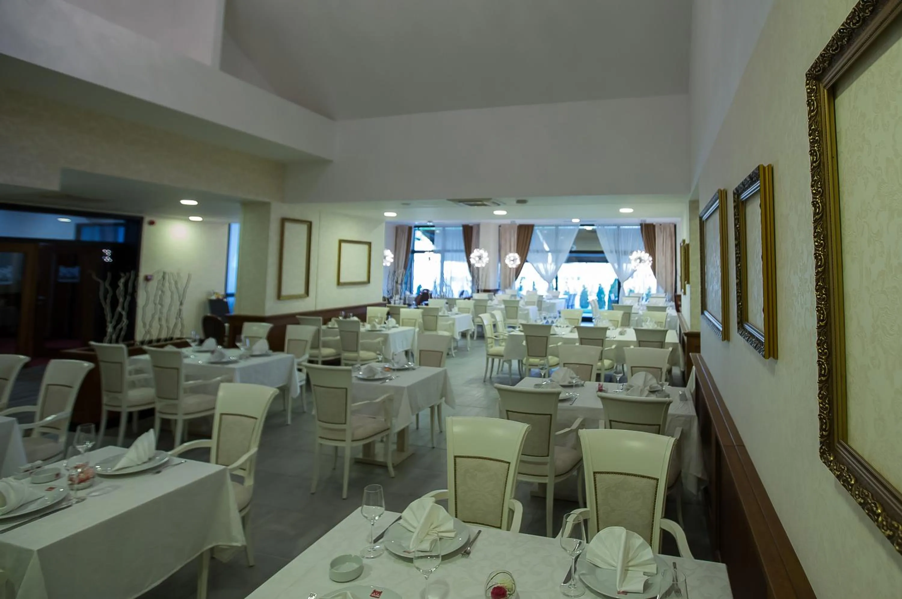 Restaurant/places to eat in Hotel Exclusive President