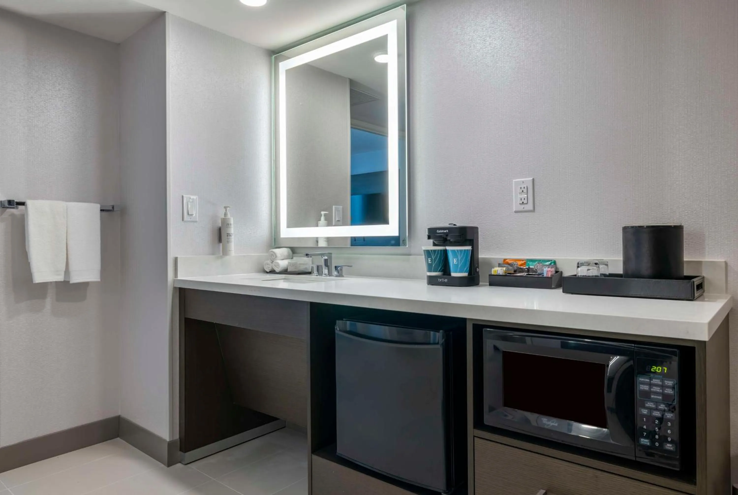 Photo of the whole room in Embassy Suites by Hilton Tulsa I-44