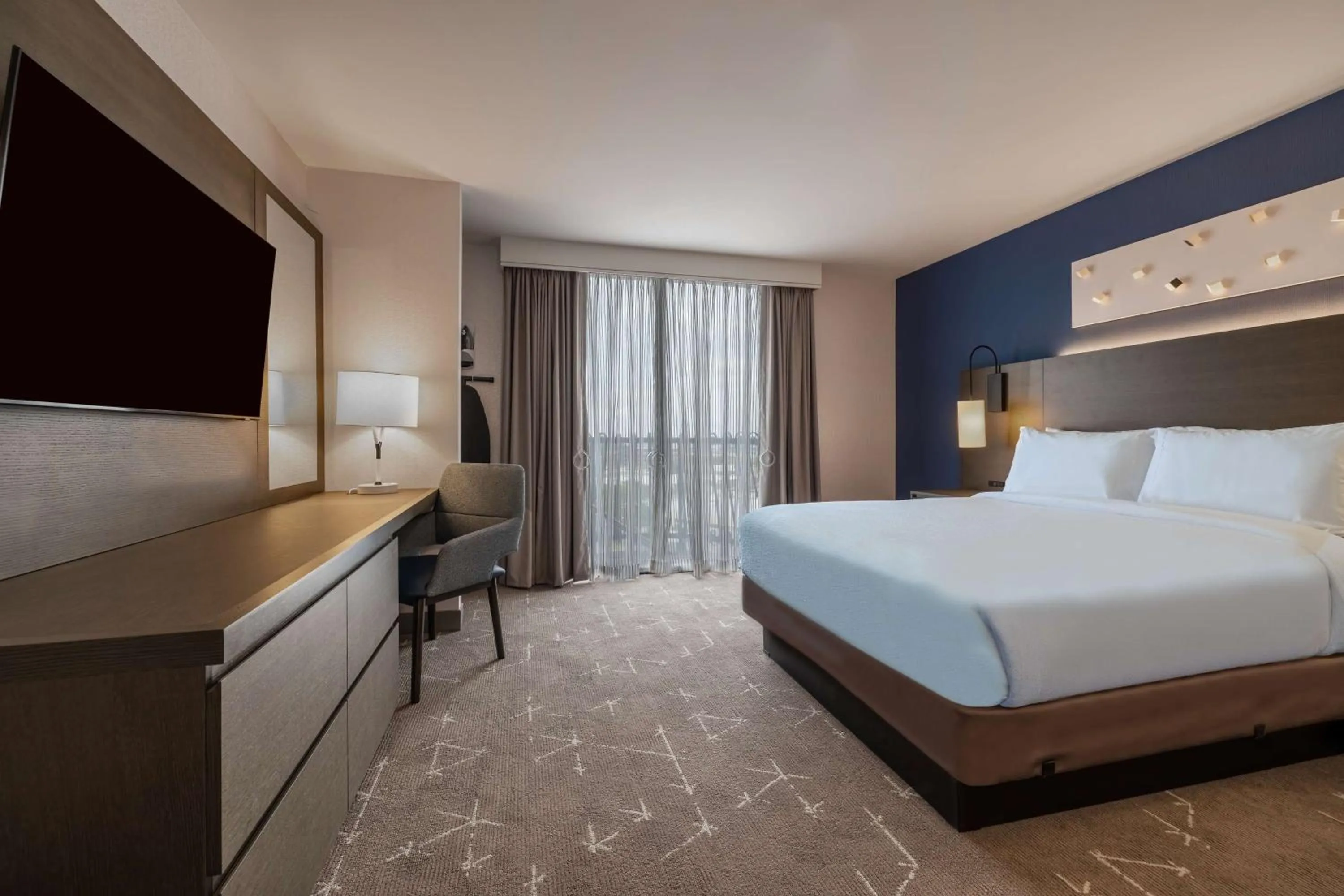 Bed in Embassy Suites by Hilton Tulsa I-44