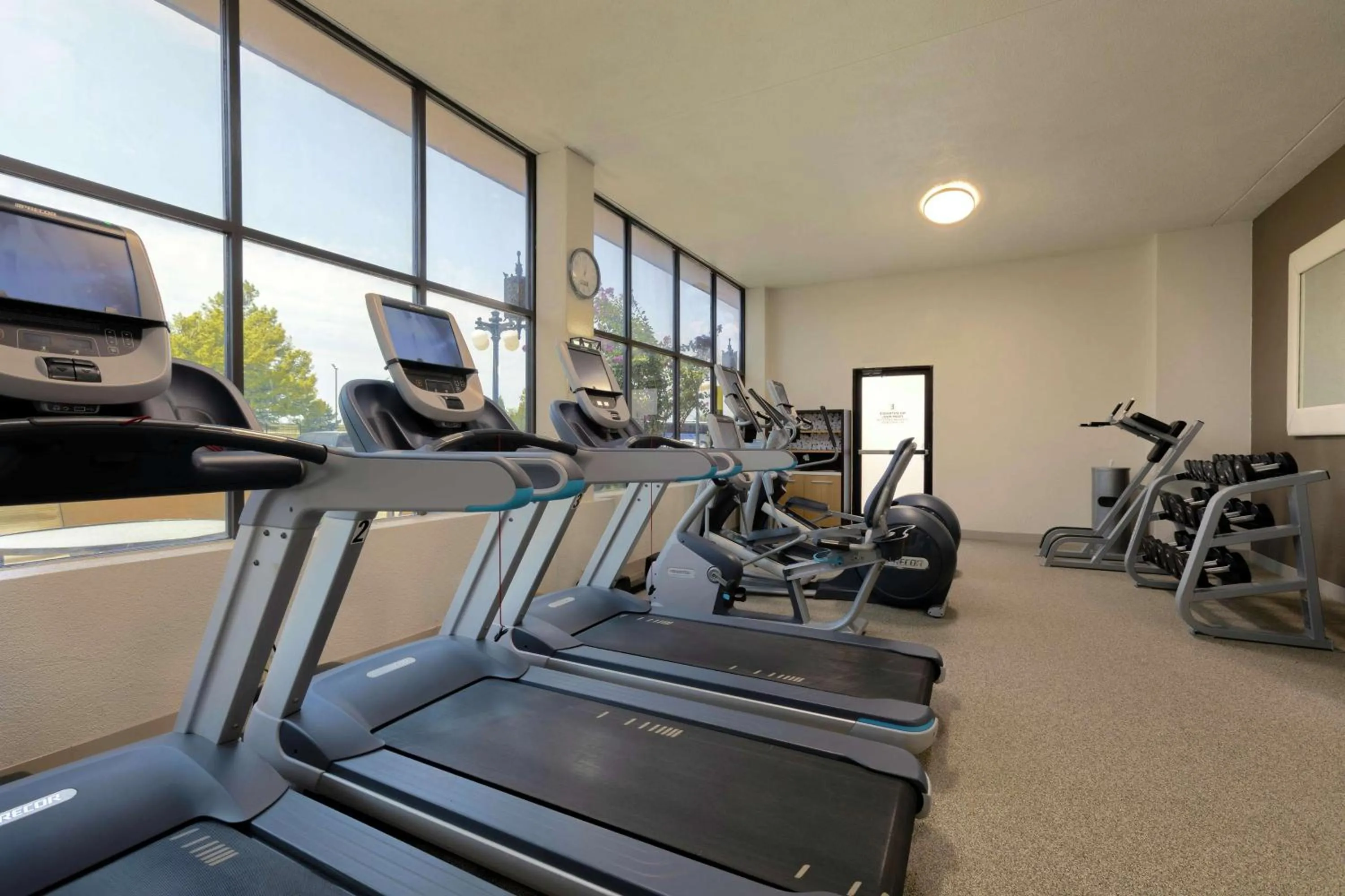 Fitness centre/facilities in Embassy Suites by Hilton Tulsa I-44