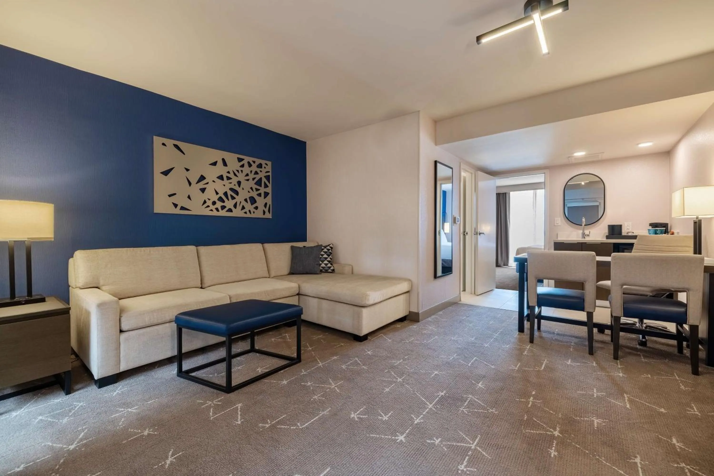 Living room in Embassy Suites by Hilton Tulsa I-44