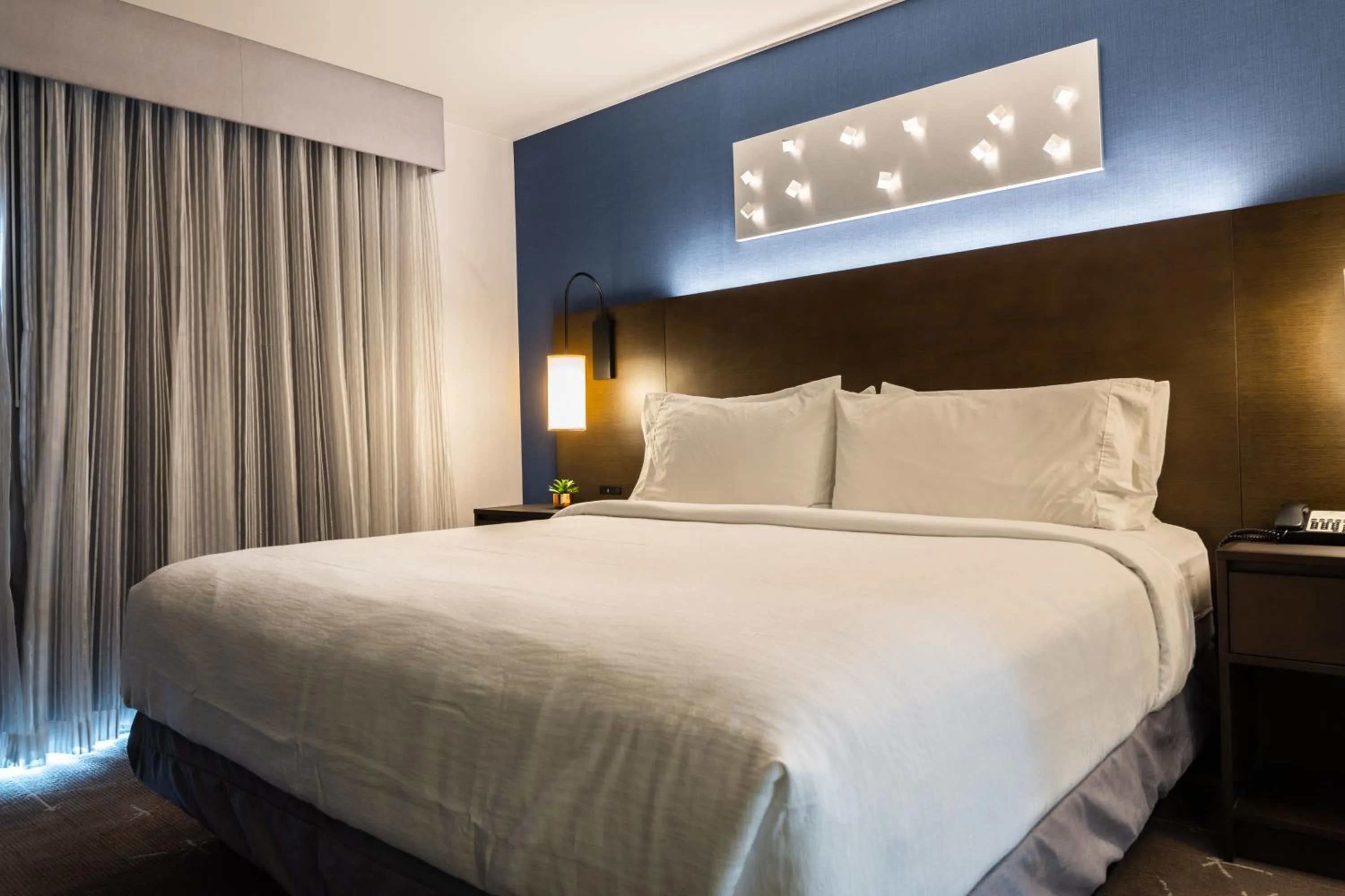 Bed in Embassy Suites by Hilton Tulsa I-44