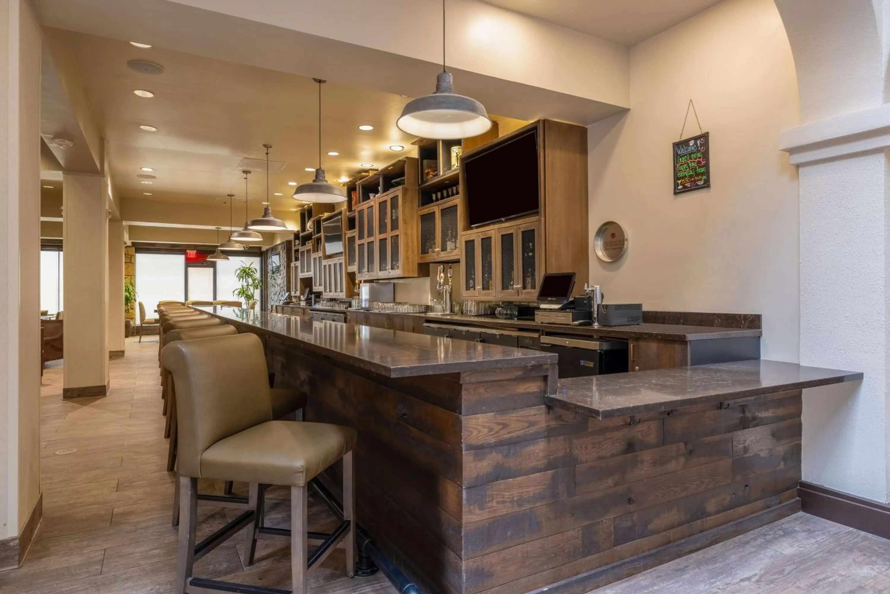 Lounge or bar in Embassy Suites by Hilton Tulsa I-44