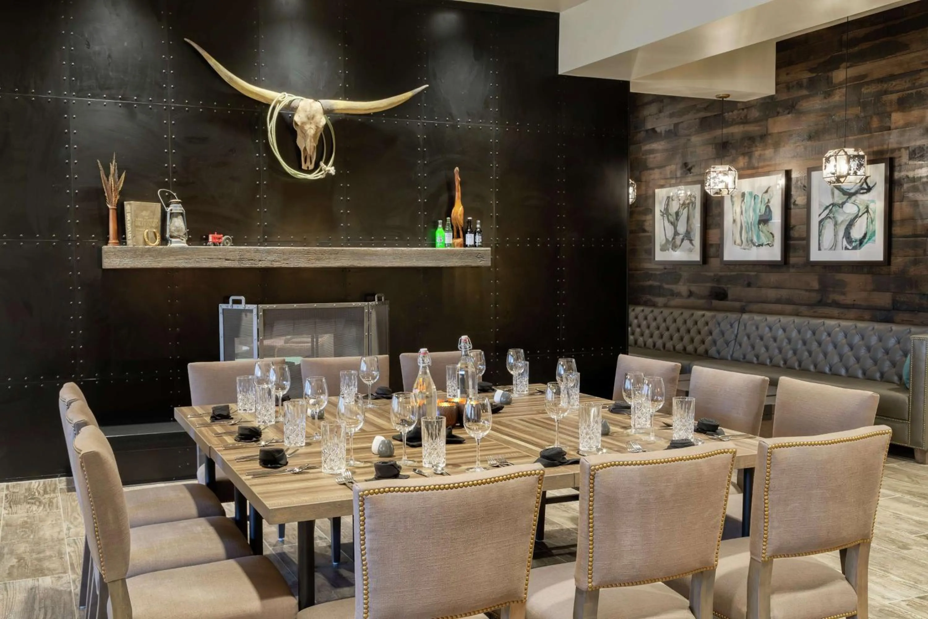 Restaurant/places to eat in Embassy Suites by Hilton Tulsa I-44