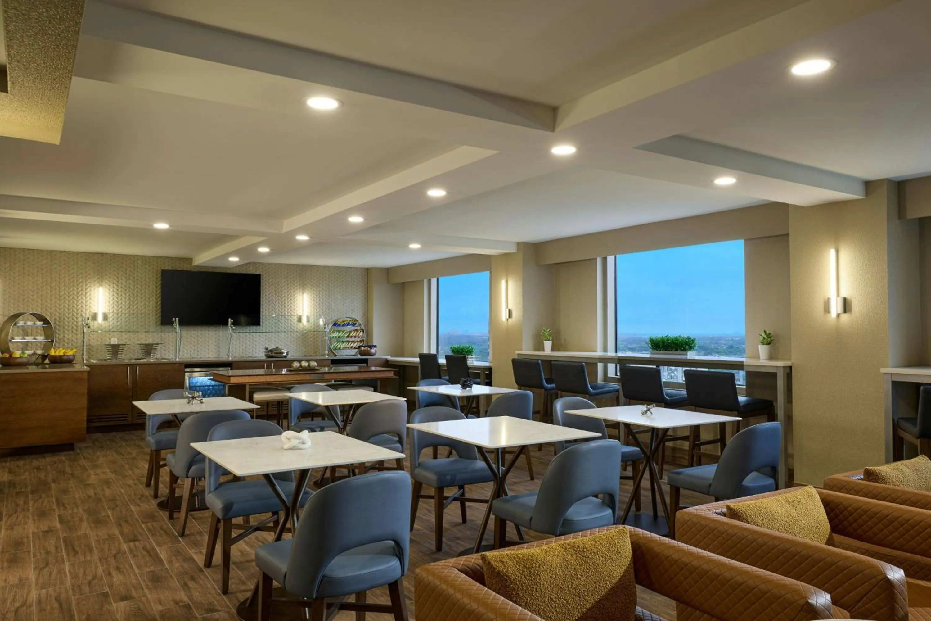 Lounge or bar in Renaissance Dallas Addison