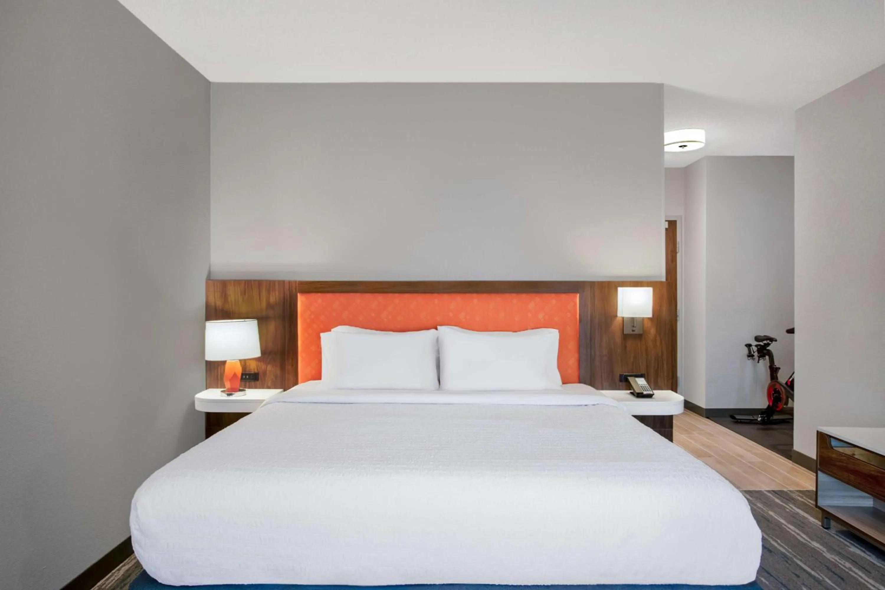 Bed in Hampton Inn & Suites Muncie