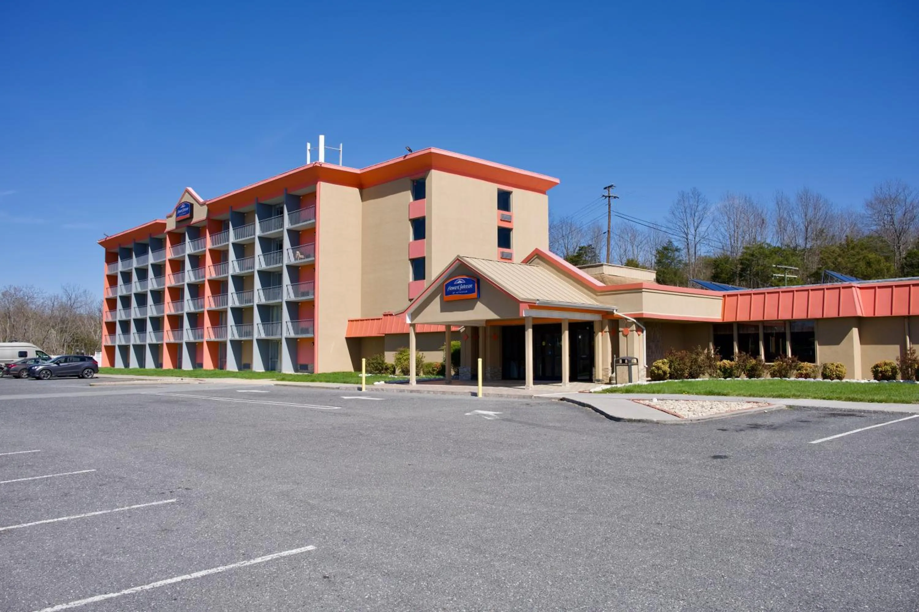 Property building in Howard Johnson by Wyndham Lexington