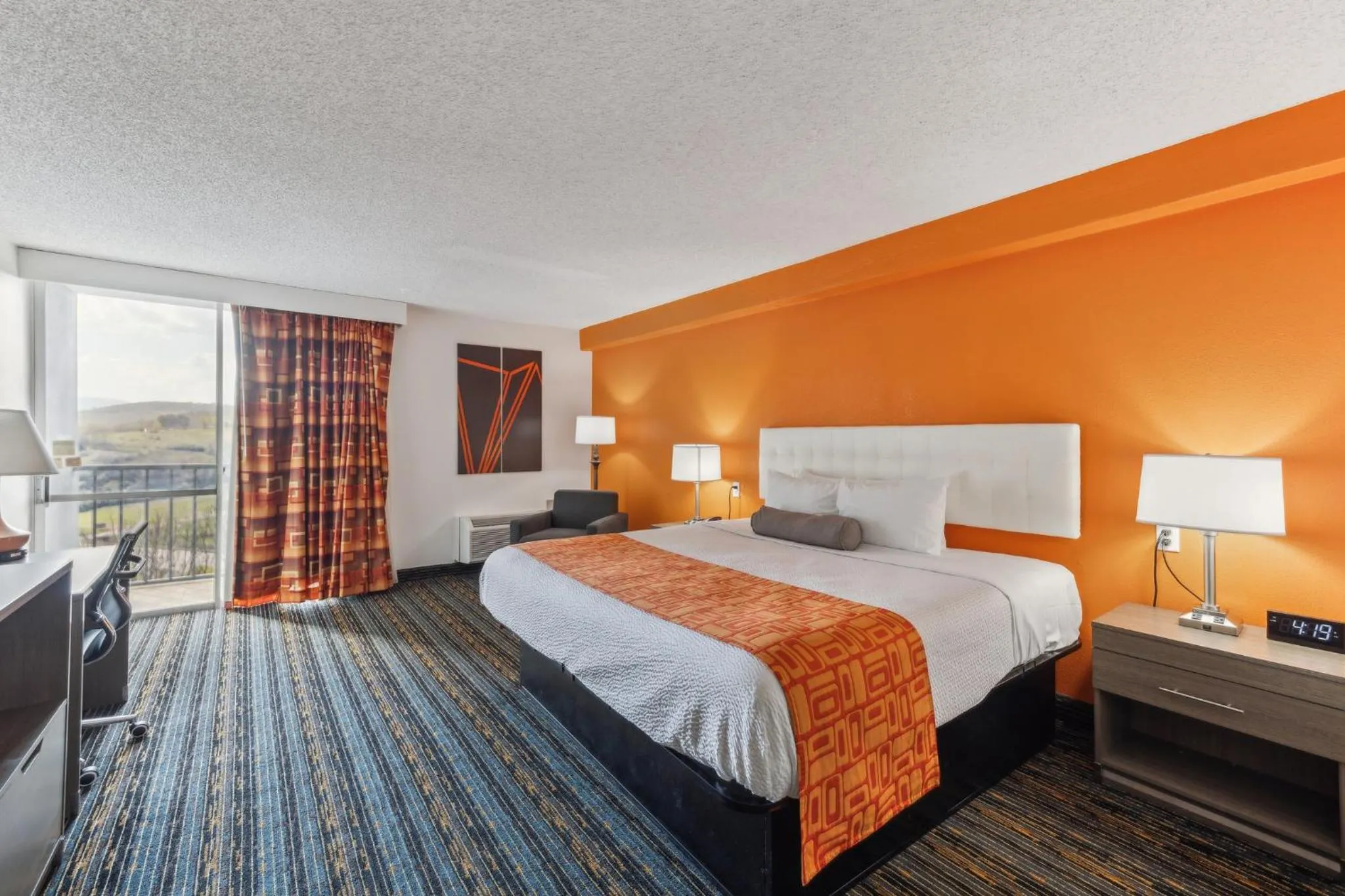Bed in Howard Johnson by Wyndham Lexington