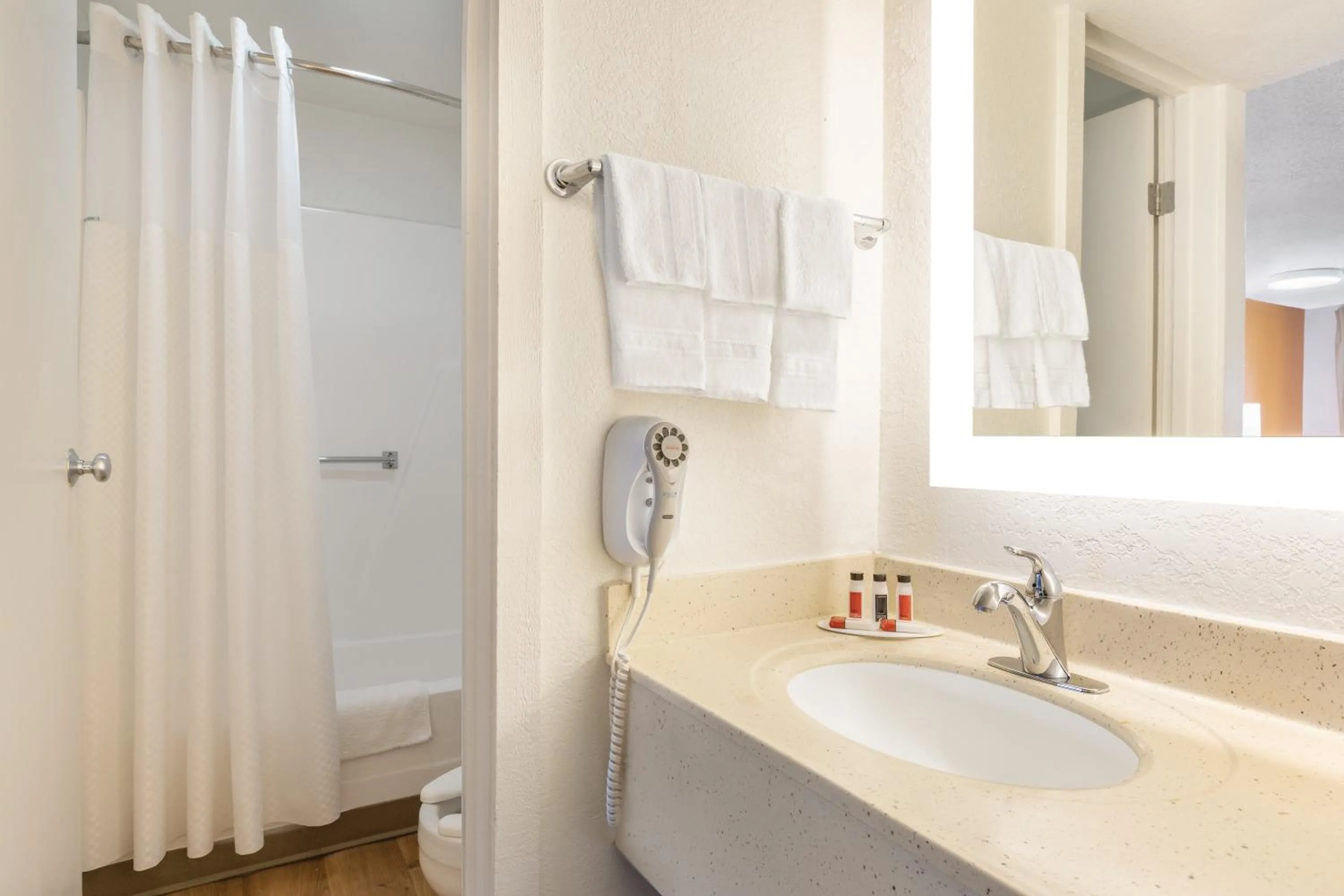 Bathroom in Howard Johnson by Wyndham Lexington