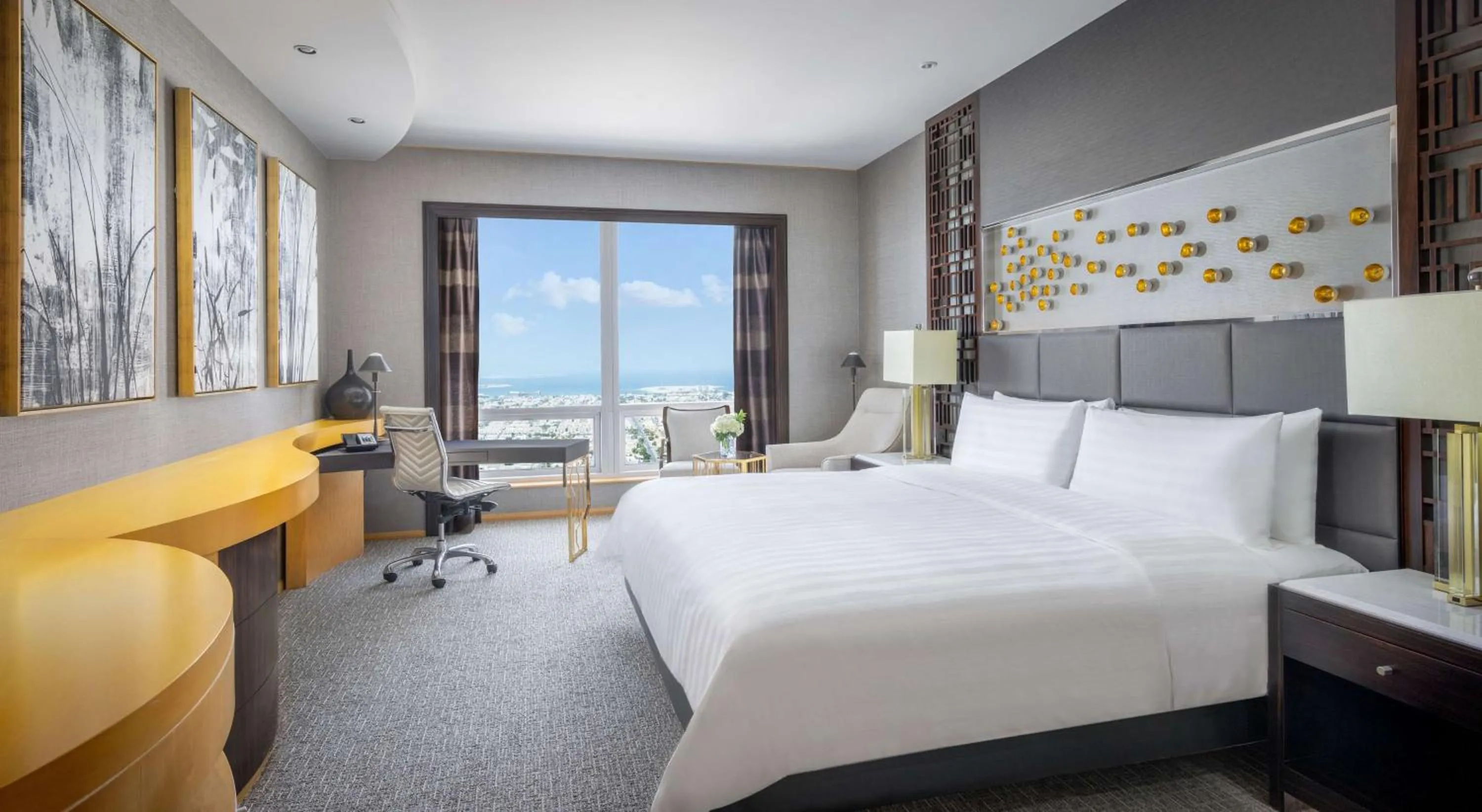 Bedroom, Bed in Shangri-La Dubai