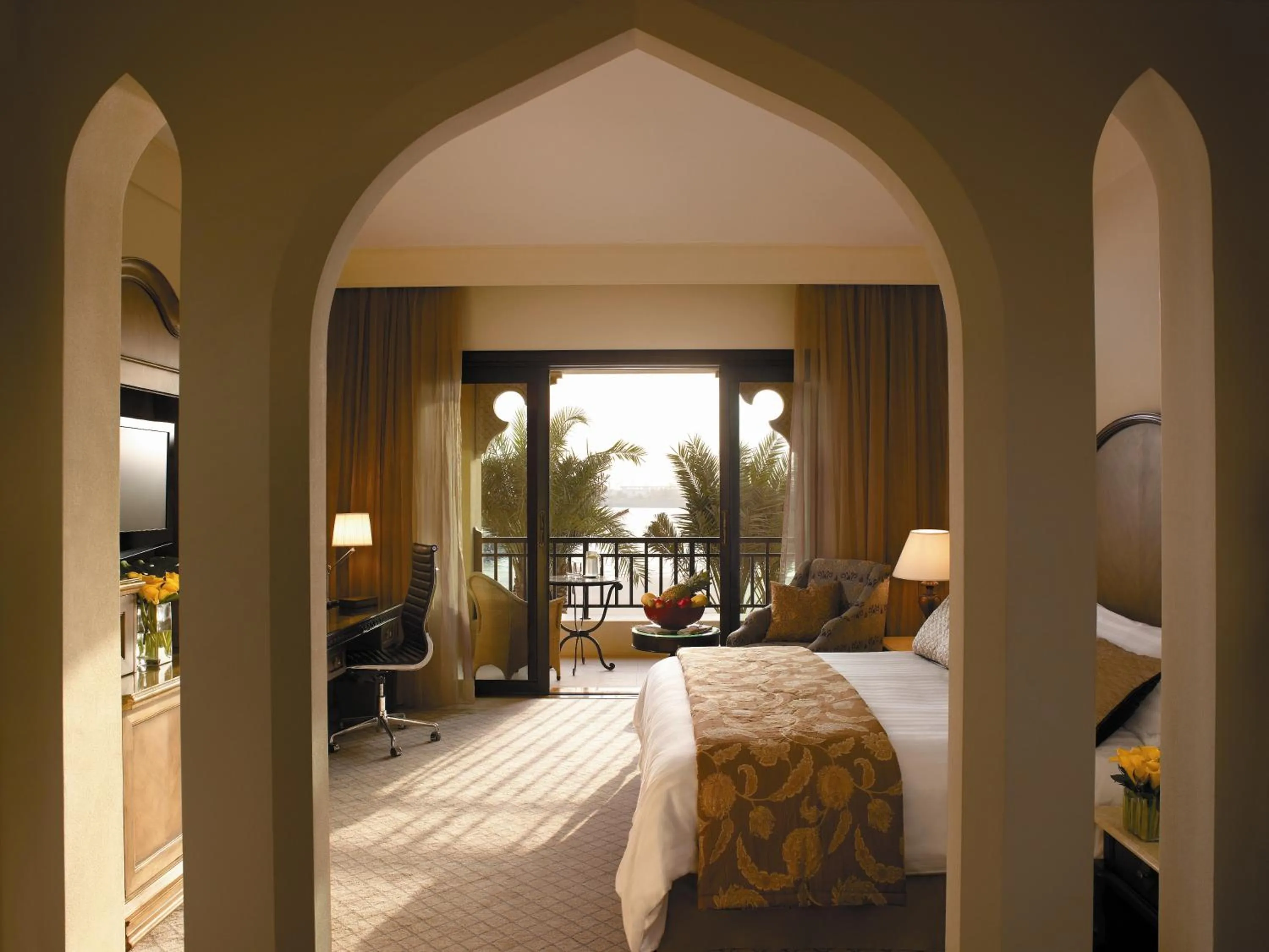 Bedroom, Bed in Shangri-La Qaryat Al Beri, Abu Dhabi