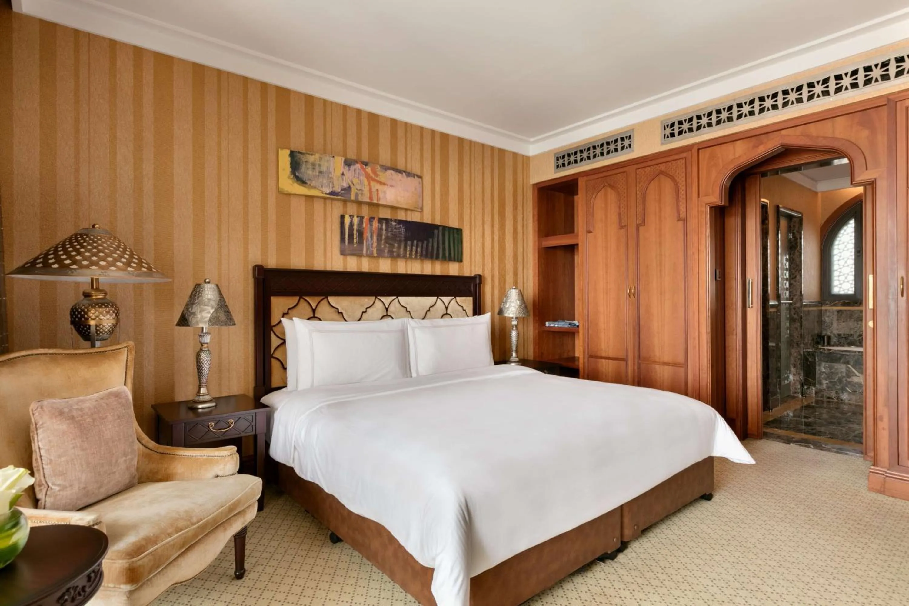 Photo of the whole room, Bed in Shangri-La Qaryat Al Beri, Abu Dhabi
