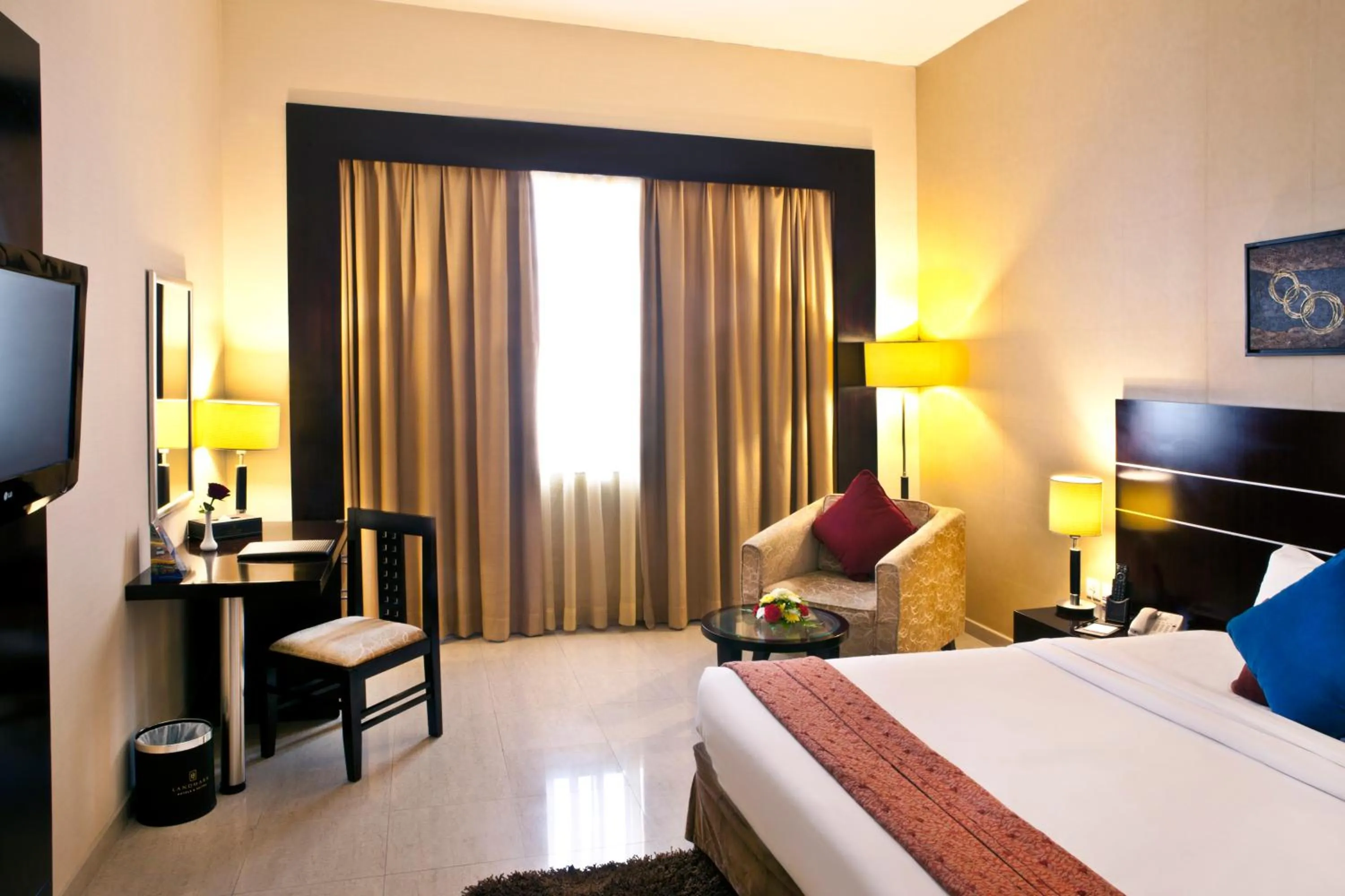 Photo of the whole room, Bed in Landmark Riqqa Hotel