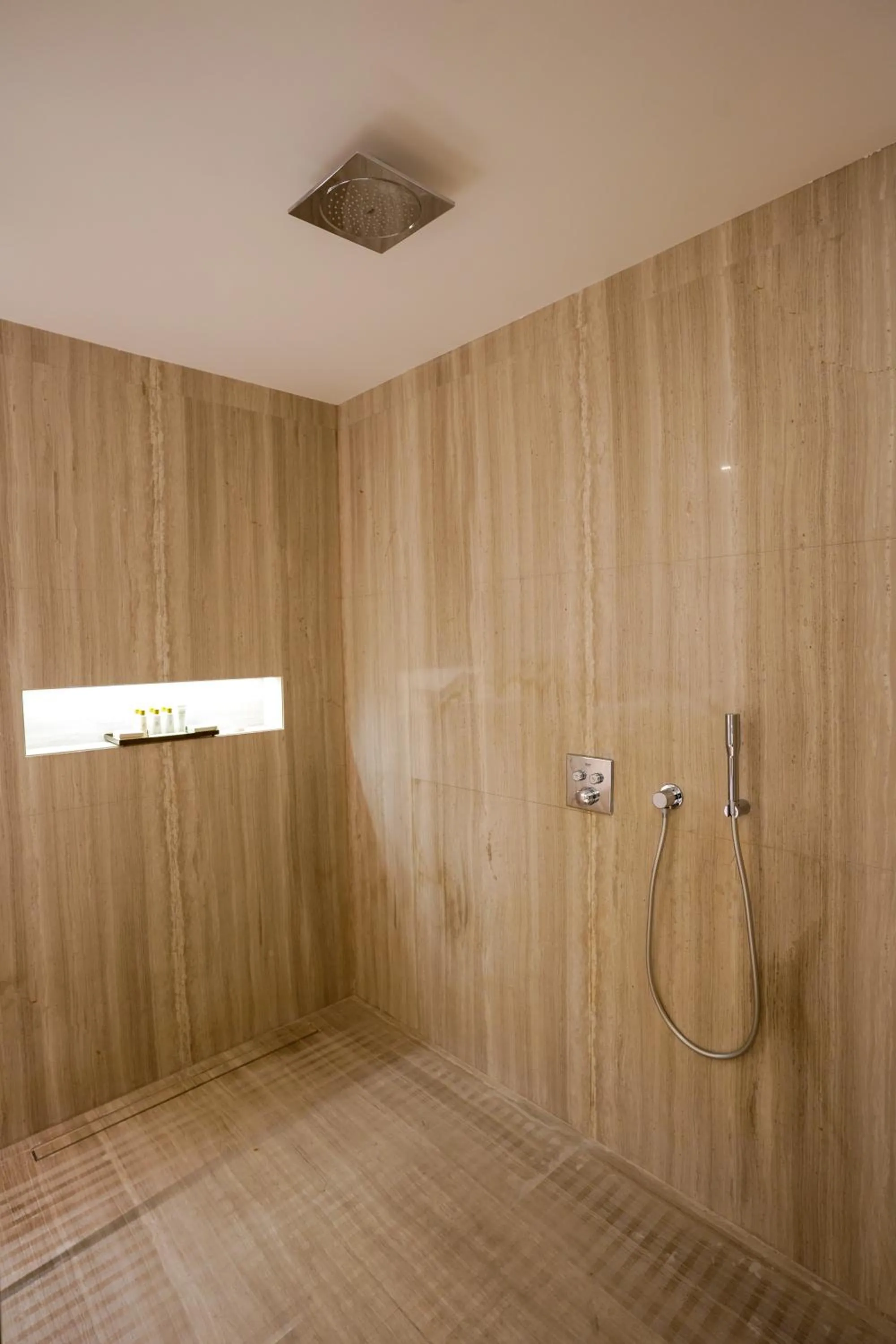 Shower in Mirfa Hotel