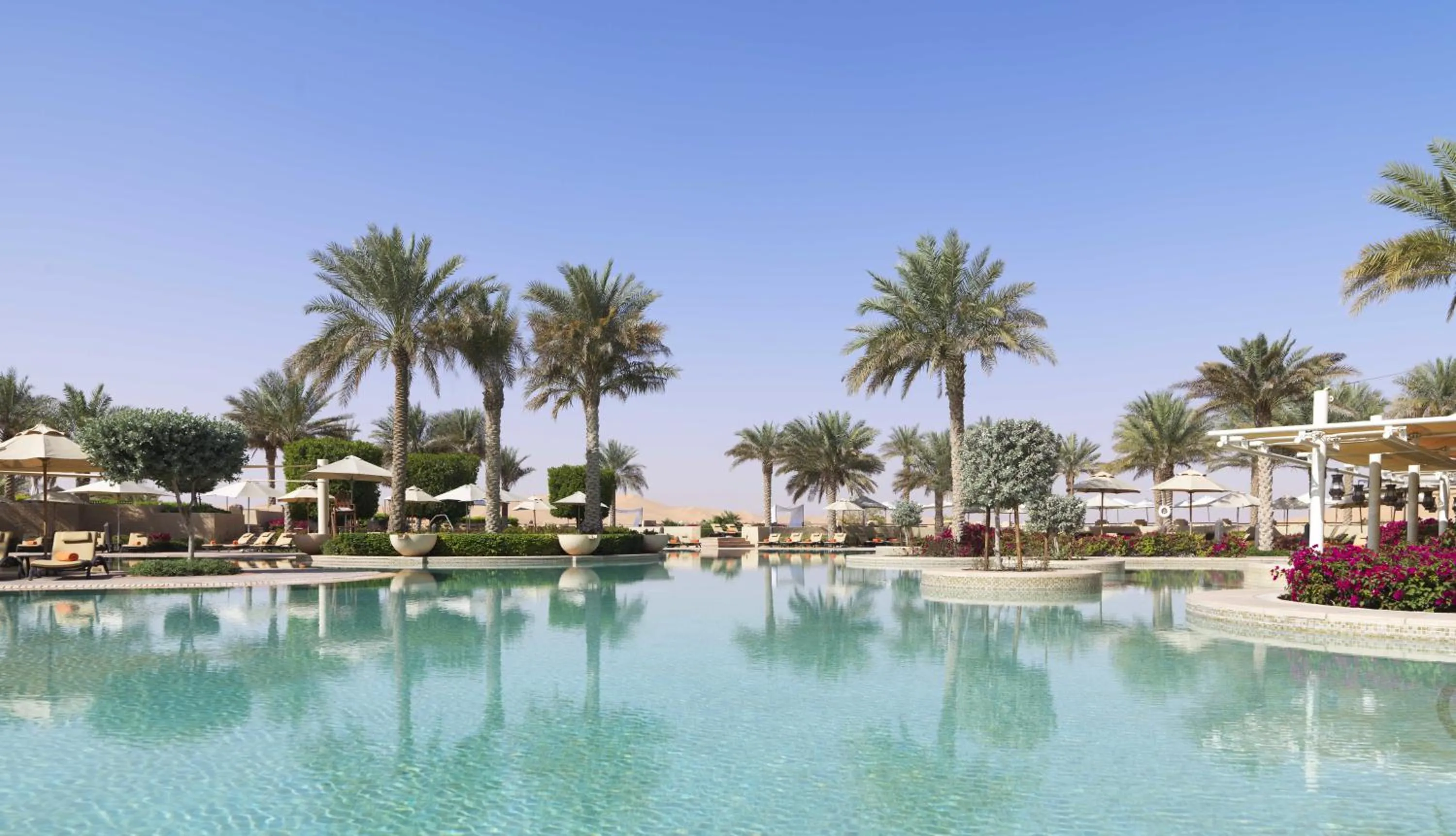 Swimming pool in Anantara Qasr al Sarab Desert Resort