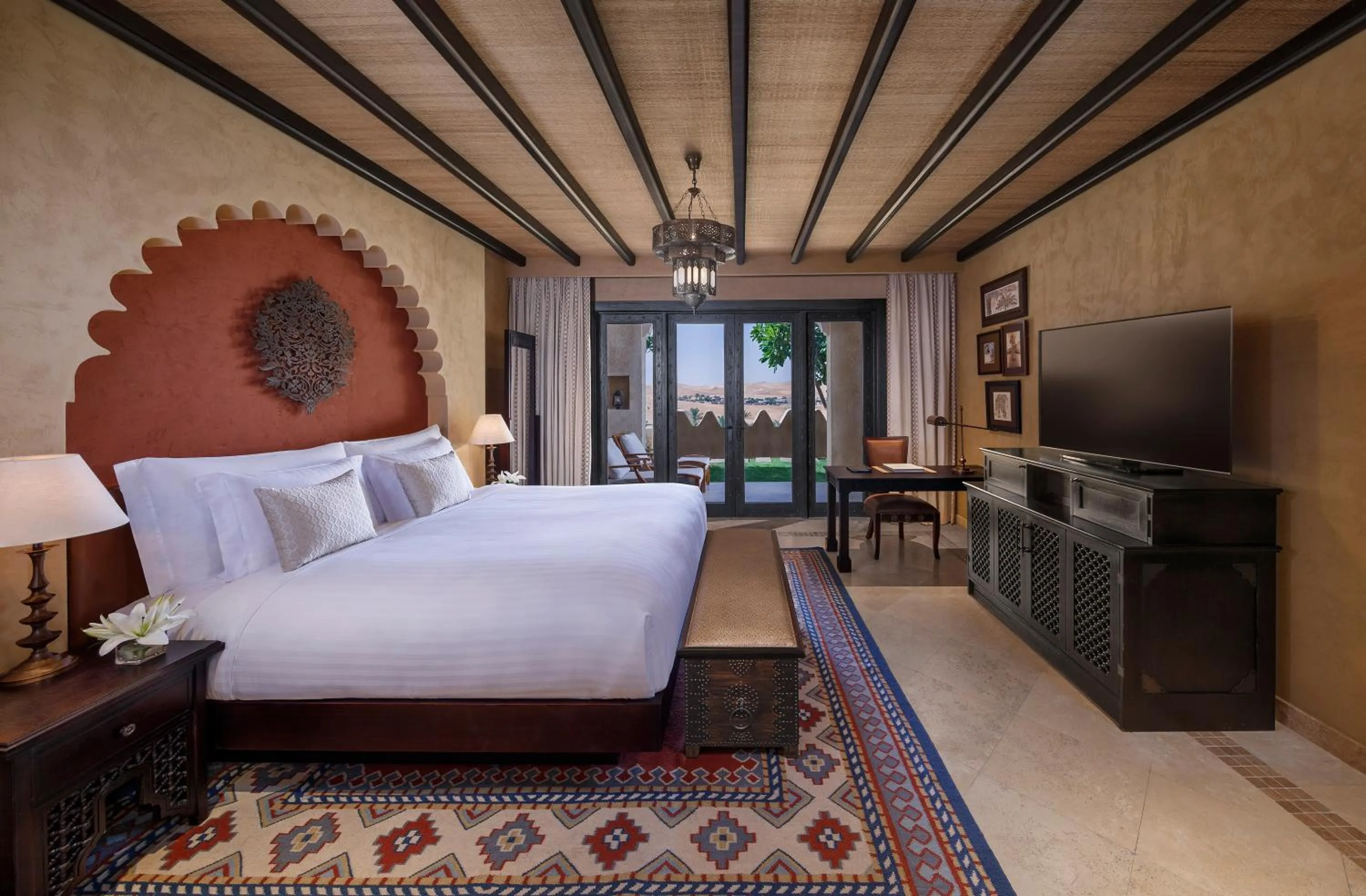Bedroom, Bed in Anantara Qasr al Sarab Desert Resort