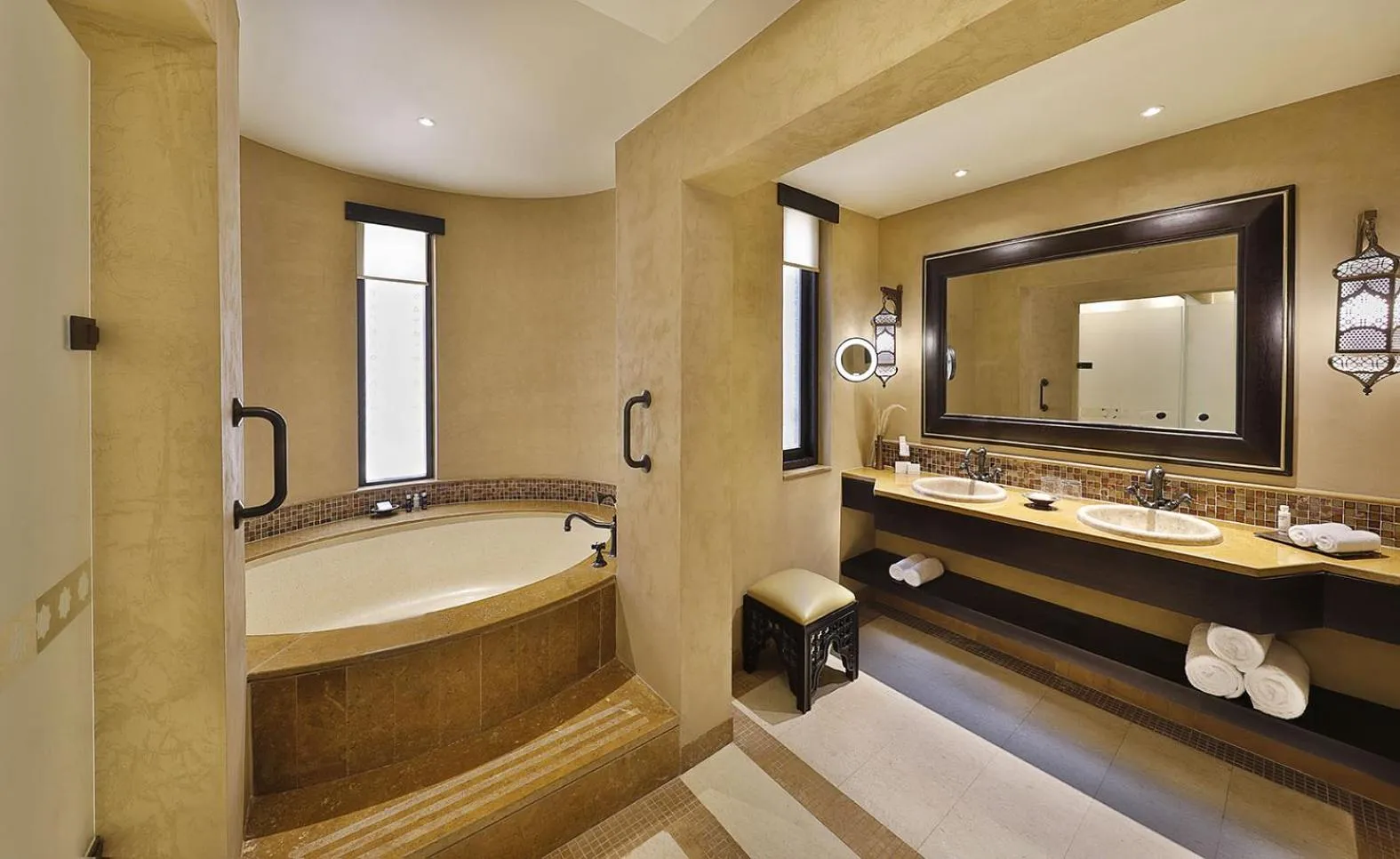 Shower in Anantara Qasr al Sarab Desert Resort