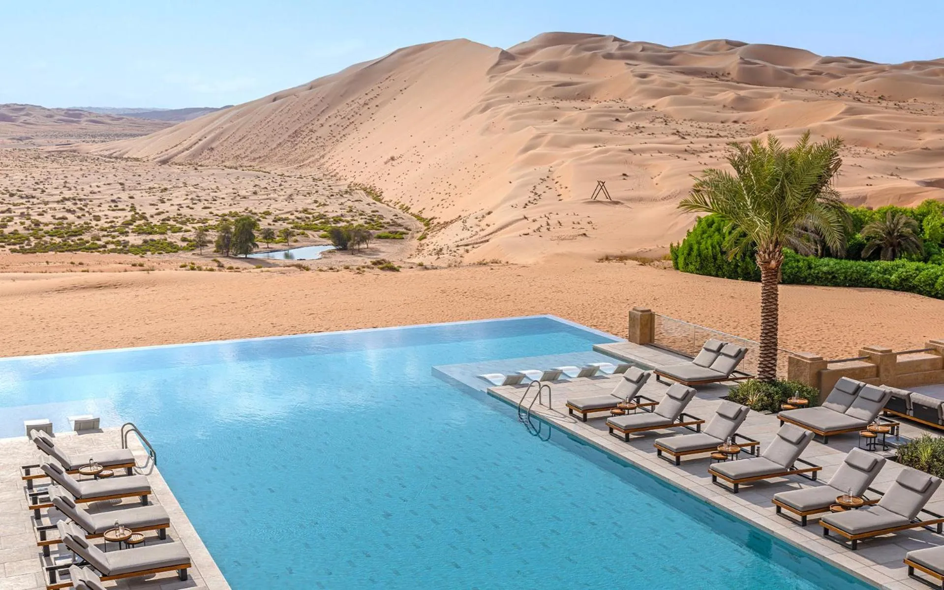 Swimming pool in Anantara Qasr al Sarab Desert Resort