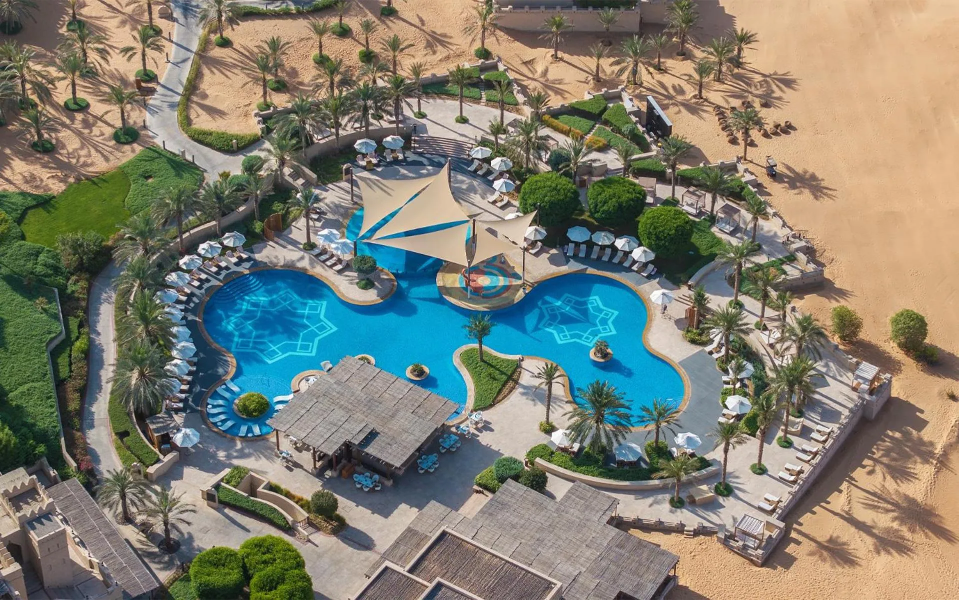 Swimming pool in Anantara Qasr al Sarab Desert Resort