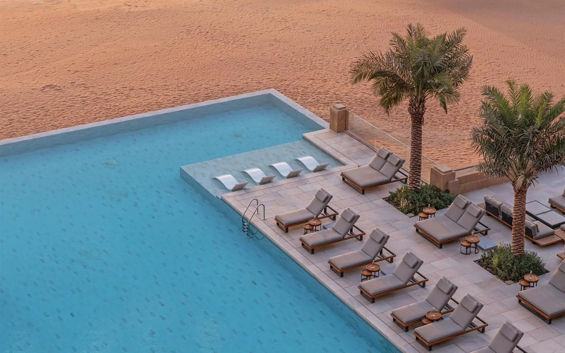 Swimming pool in Anantara Qasr al Sarab Desert Resort