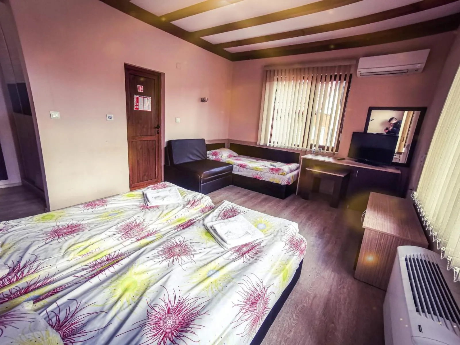 Photo of the whole room in Hotel Alikante