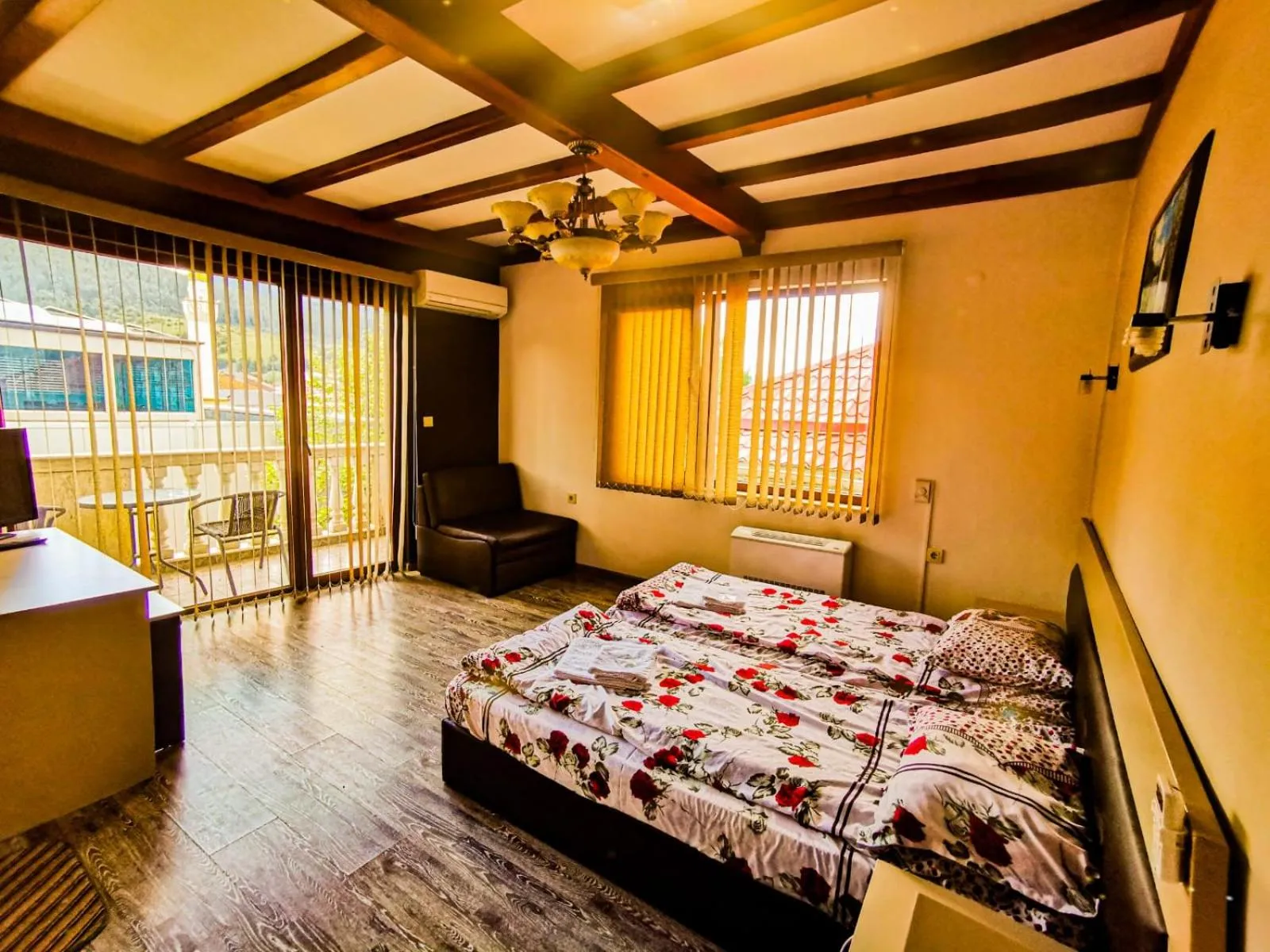 Photo of the whole room in Hotel Alikante