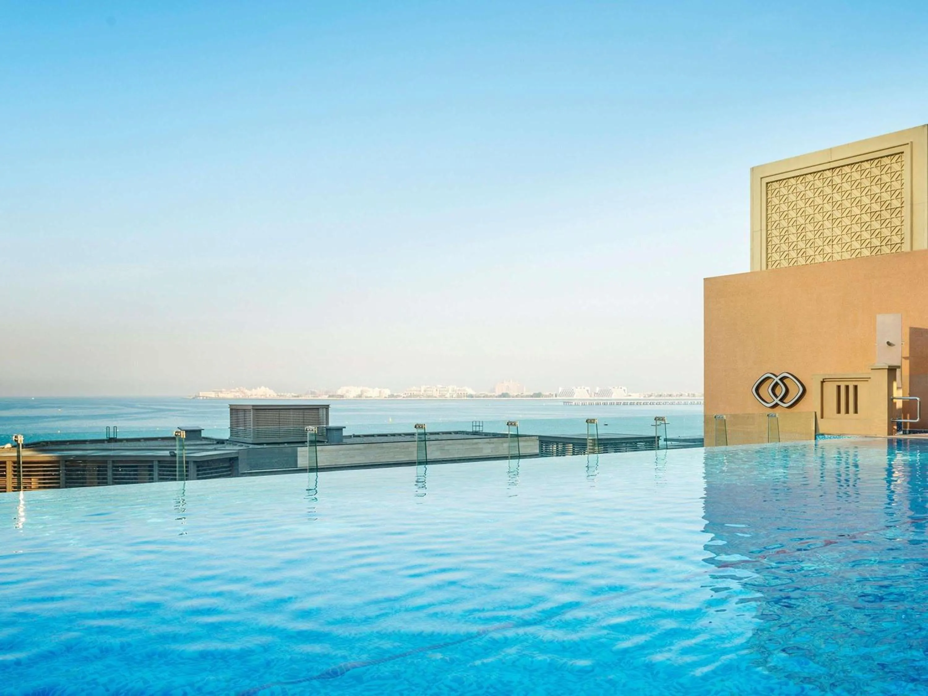 Lounge or bar in Sofitel Dubai Jumeirah Beach