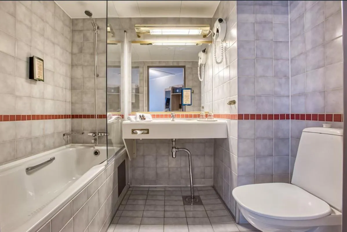 Toilet in Memory Hotel