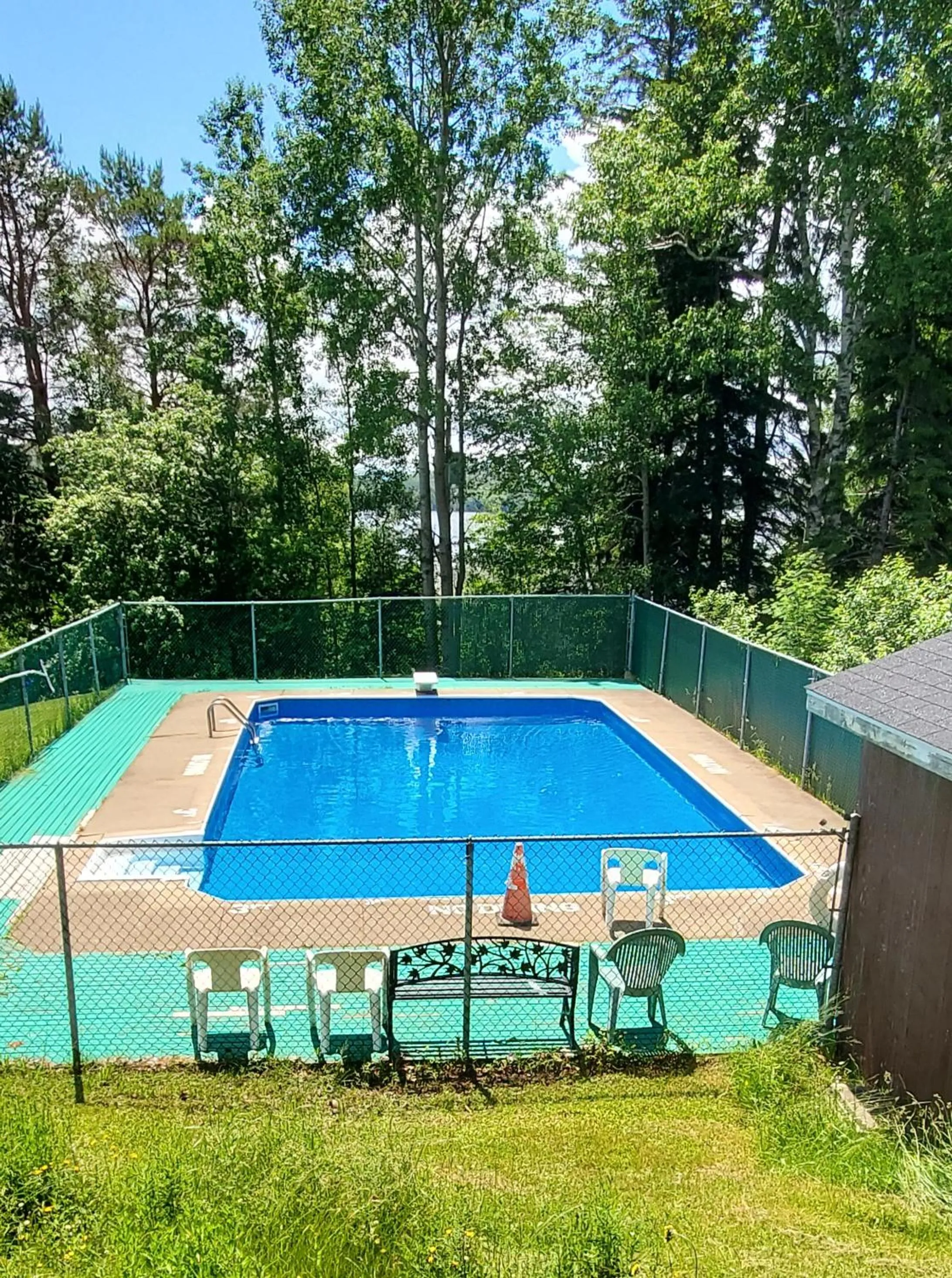 Swimming pool in Fair Isle Motel & The Nest