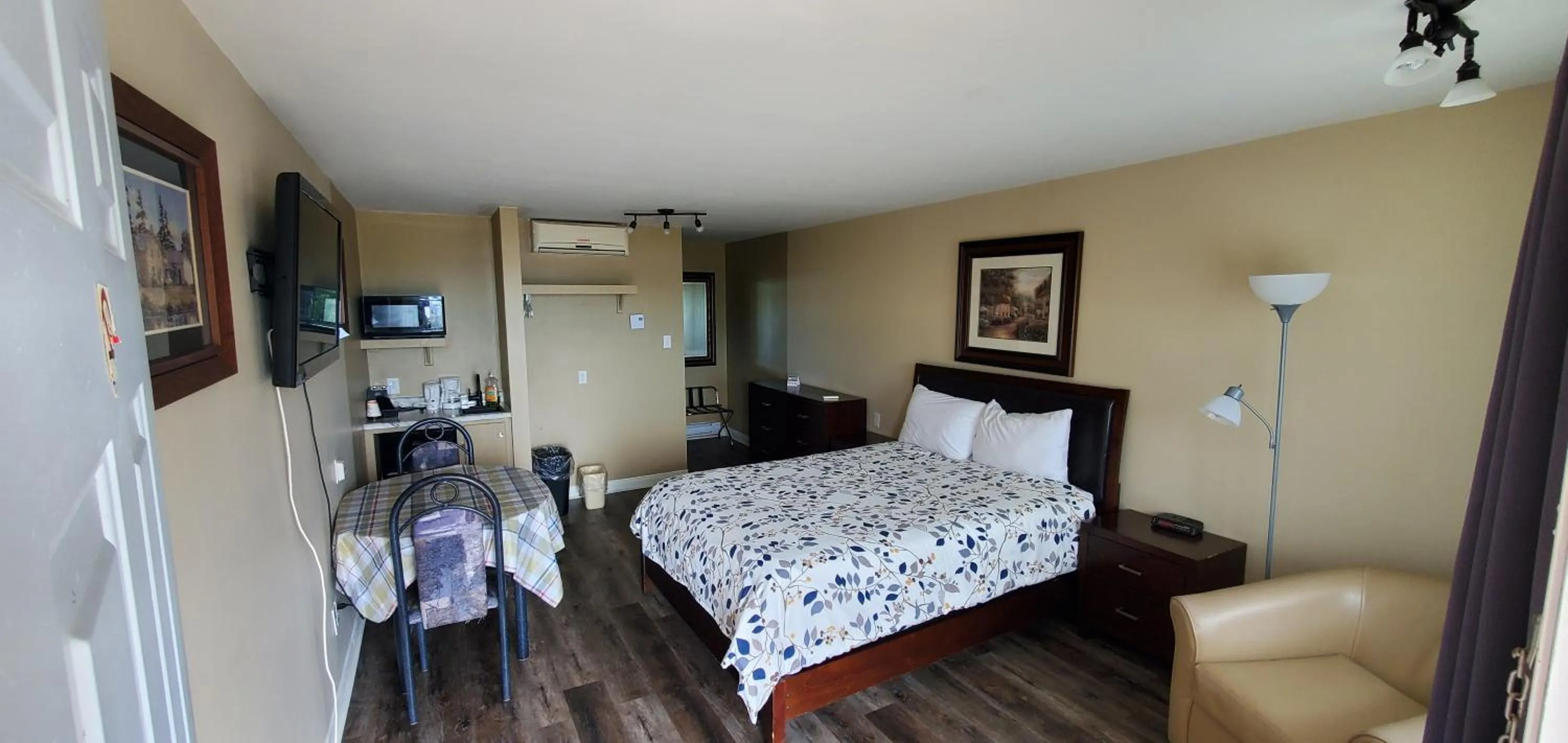 Photo of the whole room, Bed in Fair Isle Motel & The Nest