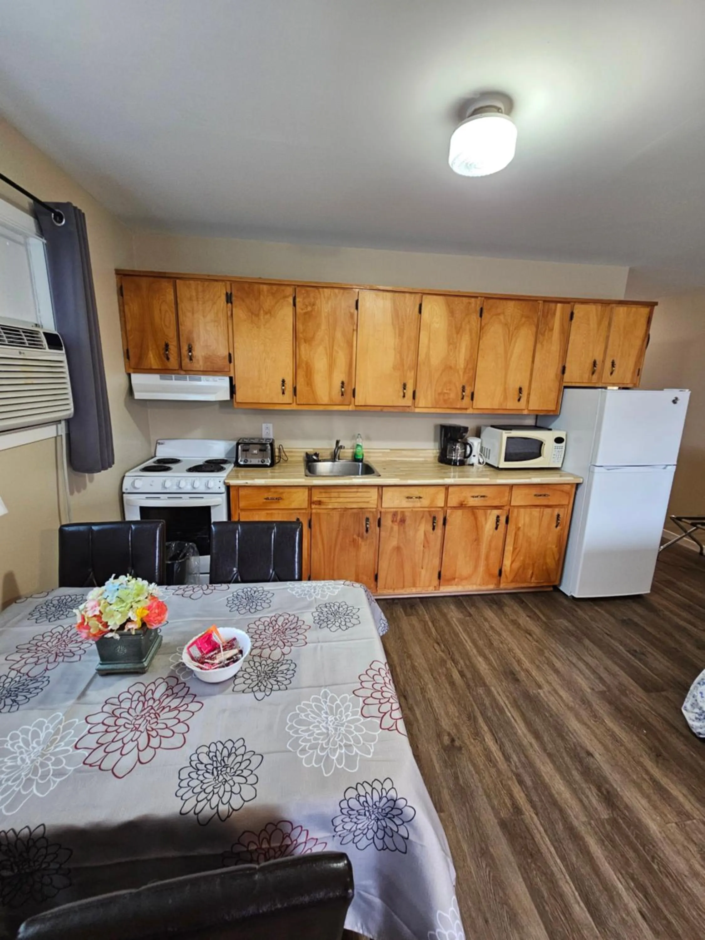 Kitchen or kitchenette in Fair Isle Motel & The Nest