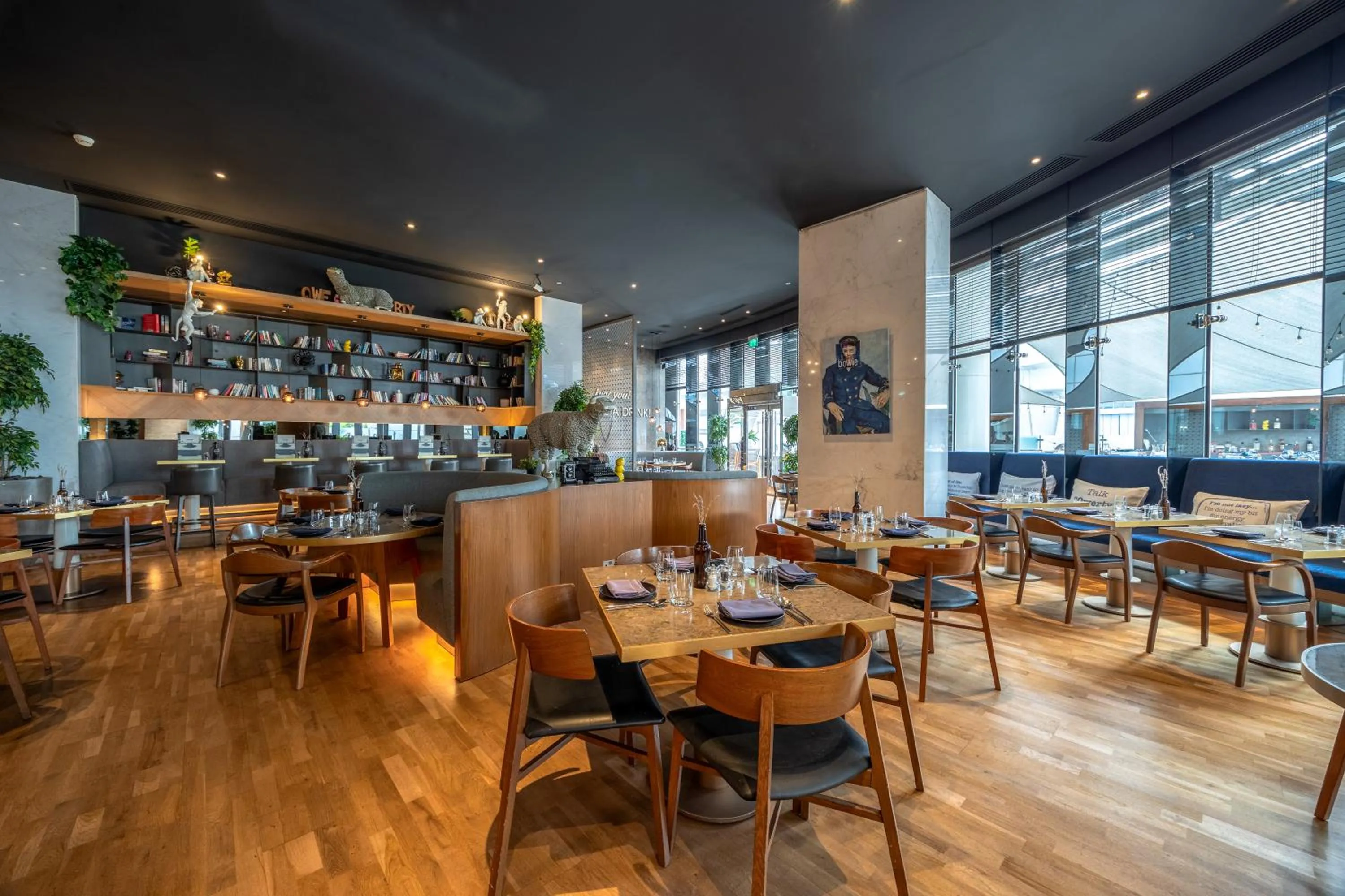 Restaurant/places to eat in Media One Hotel