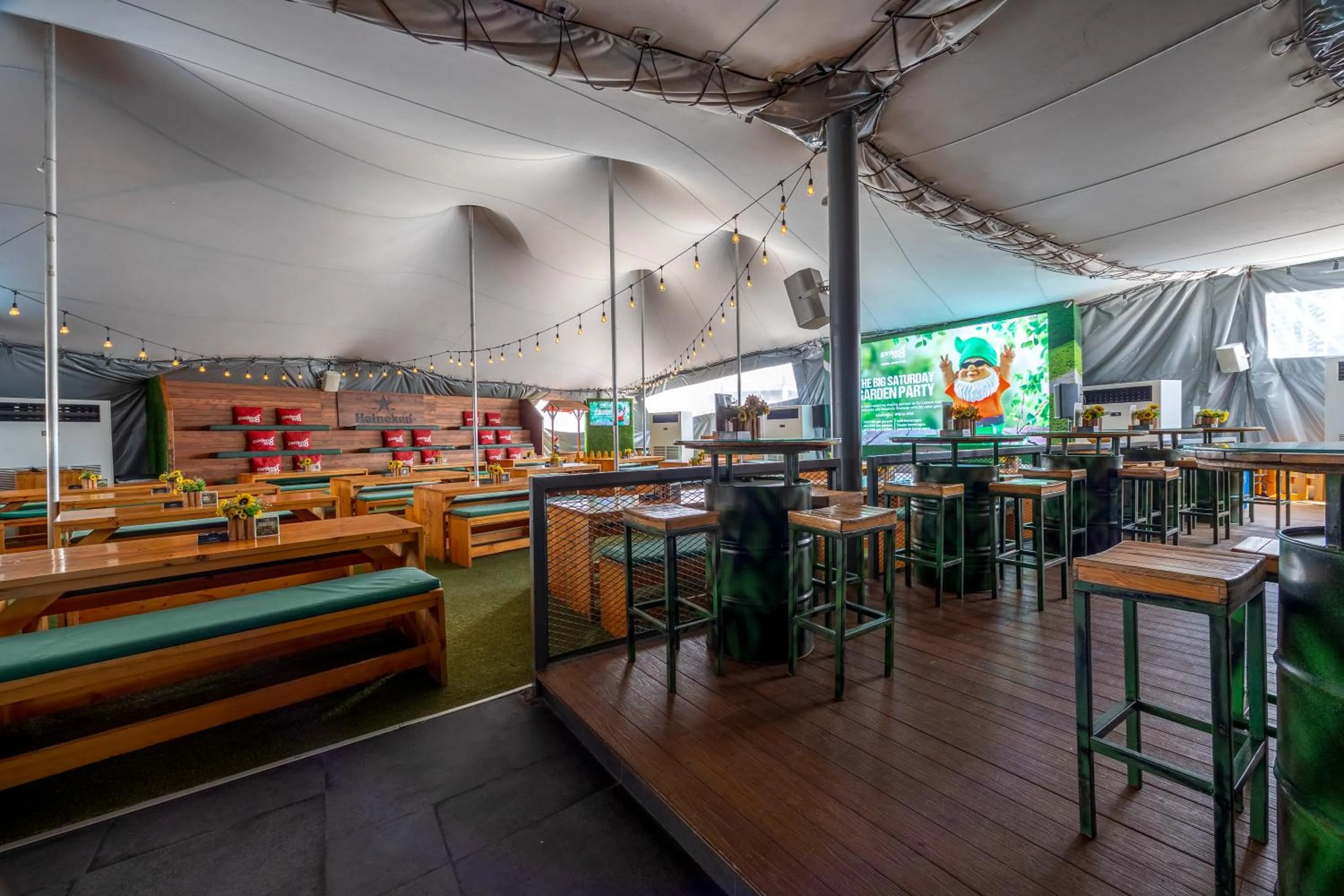 Restaurant/places to eat in Media One Hotel