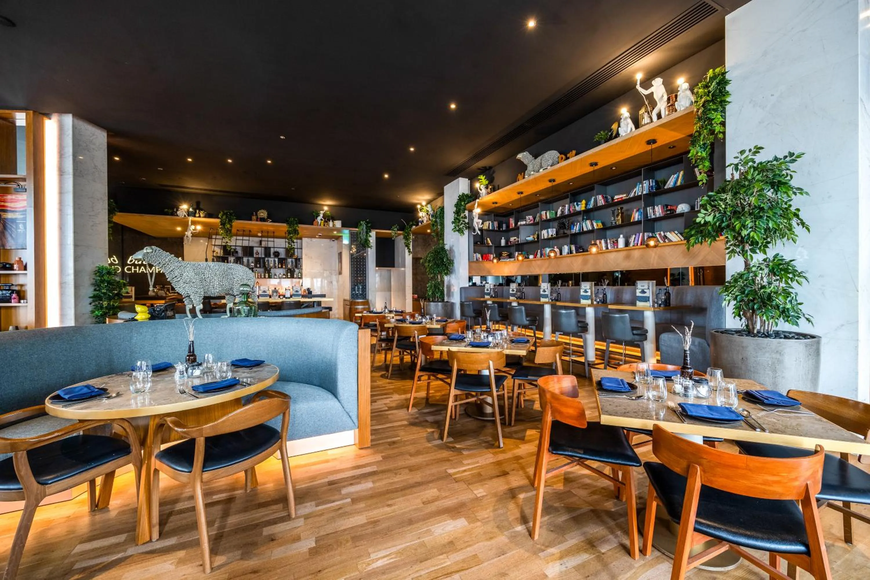 Restaurant/places to eat in Media One Hotel