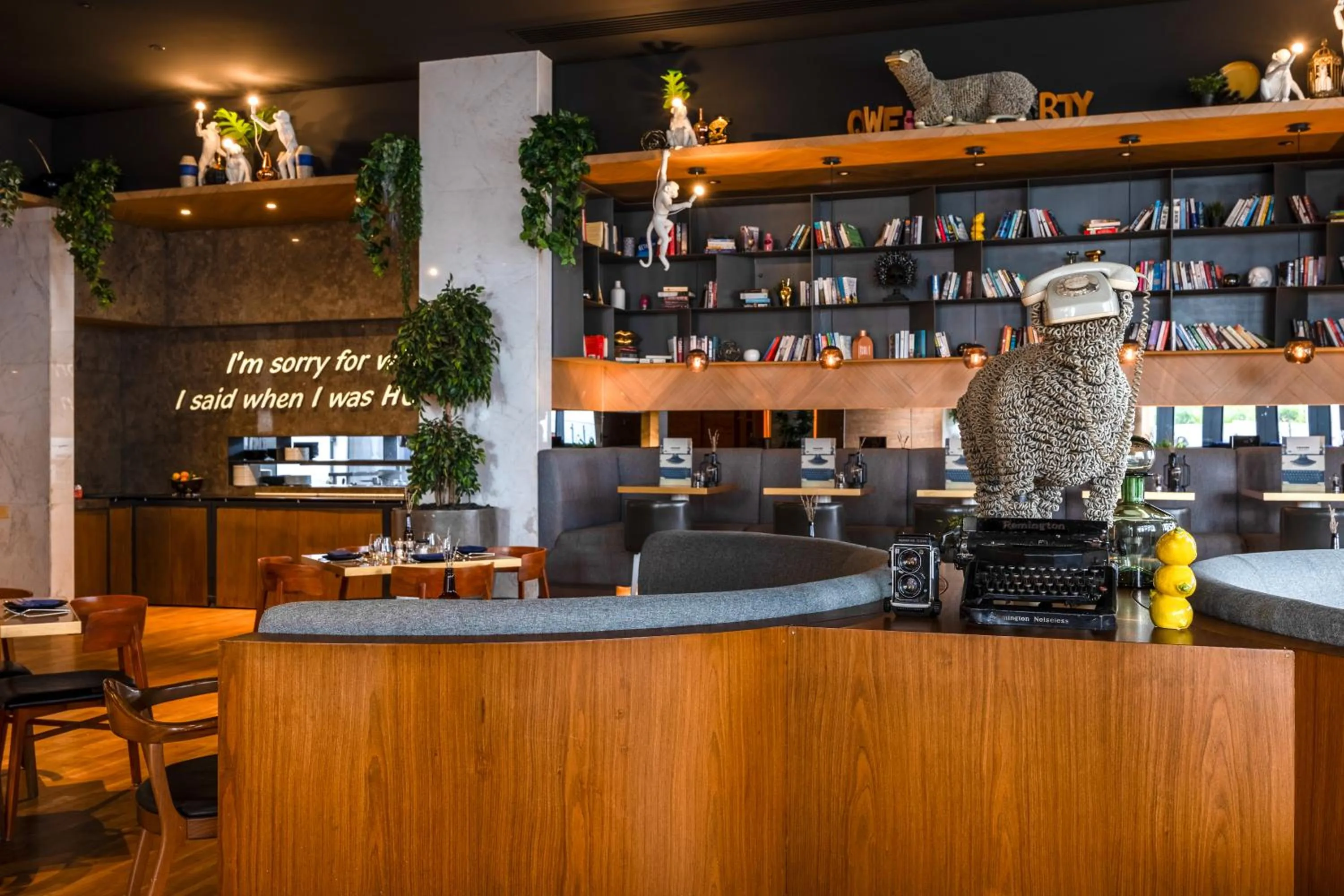 Restaurant/places to eat in Media One Hotel