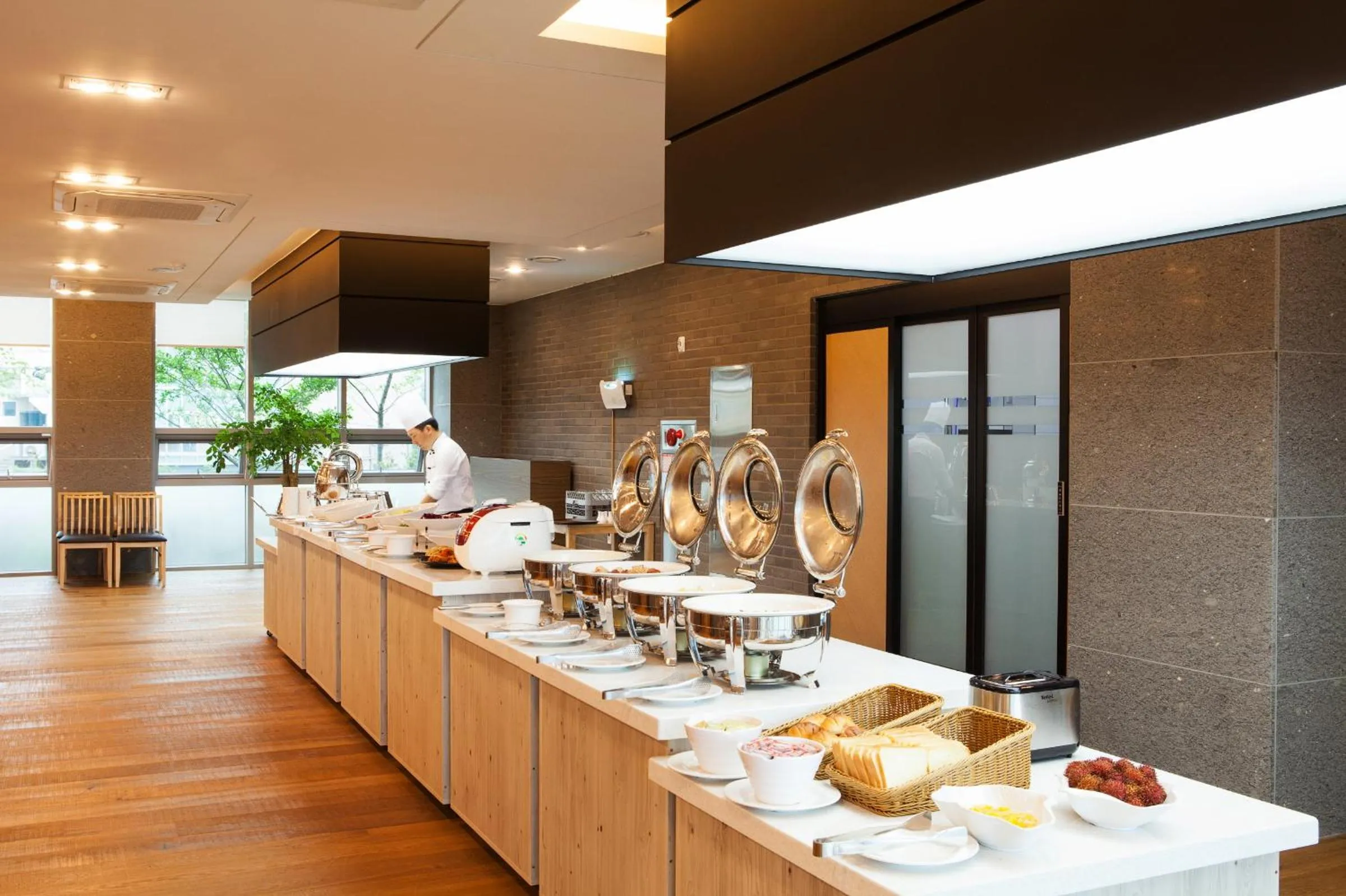 Restaurant/places to eat in YOUUS Hotel