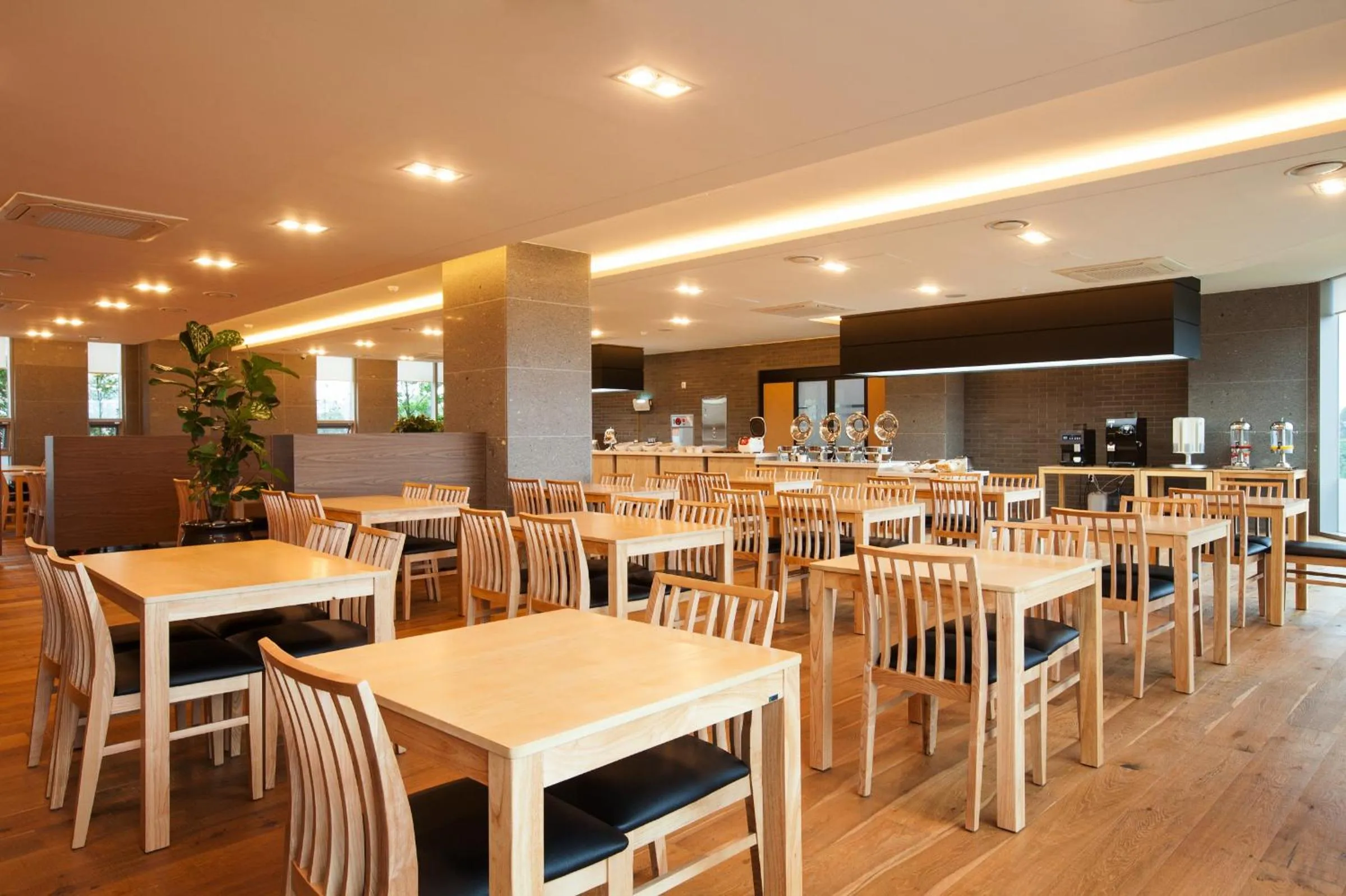 Restaurant/places to eat in YOUUS Hotel