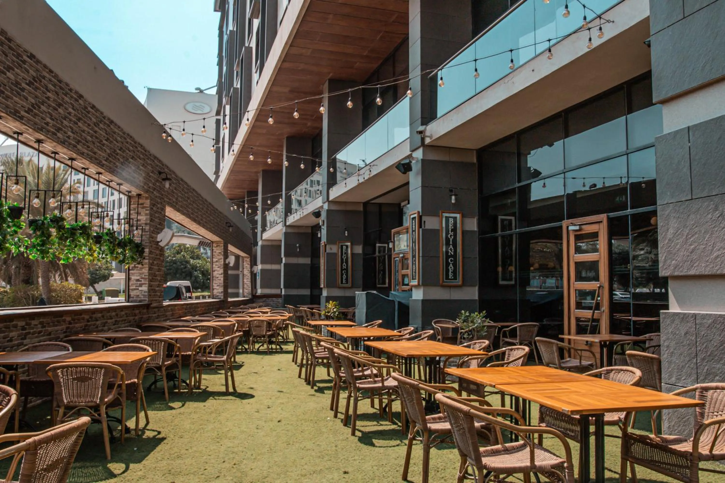 Restaurant/places to eat in Yas Plaza Bay by IHG