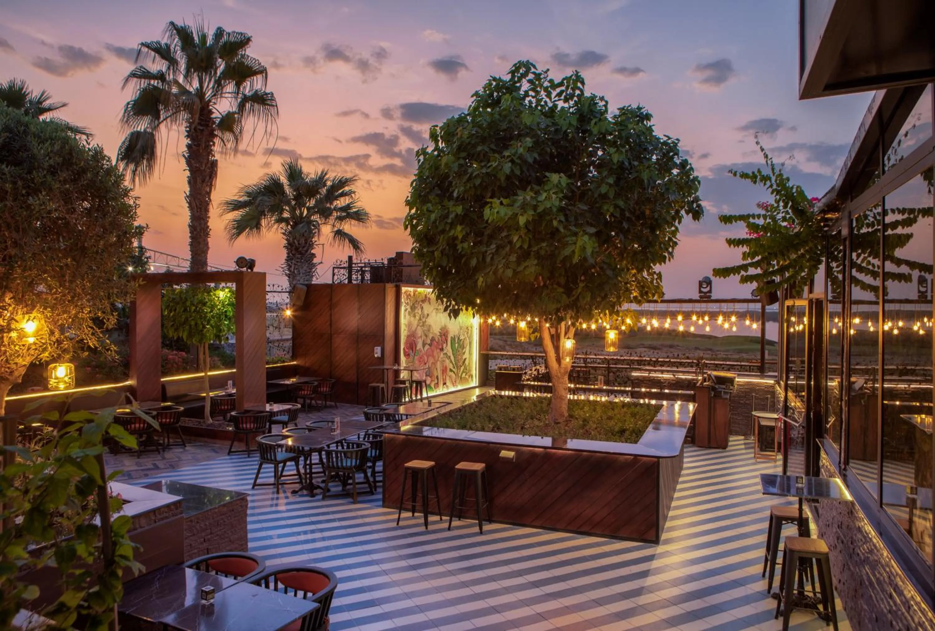 Restaurant/places to eat in Yas Plaza Bay by IHG