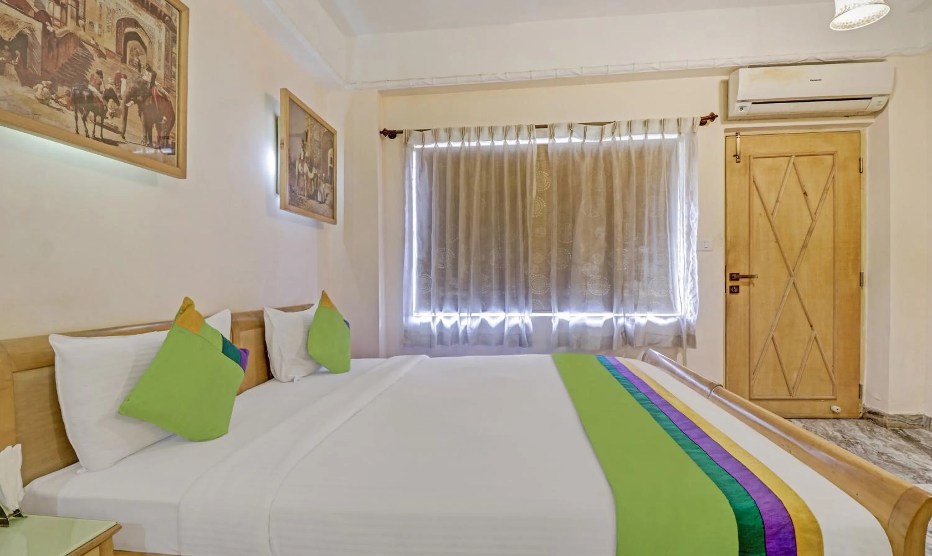 Bedroom, Bed in Treebo Komfort Suites, 3 Km From Mysore Palace
