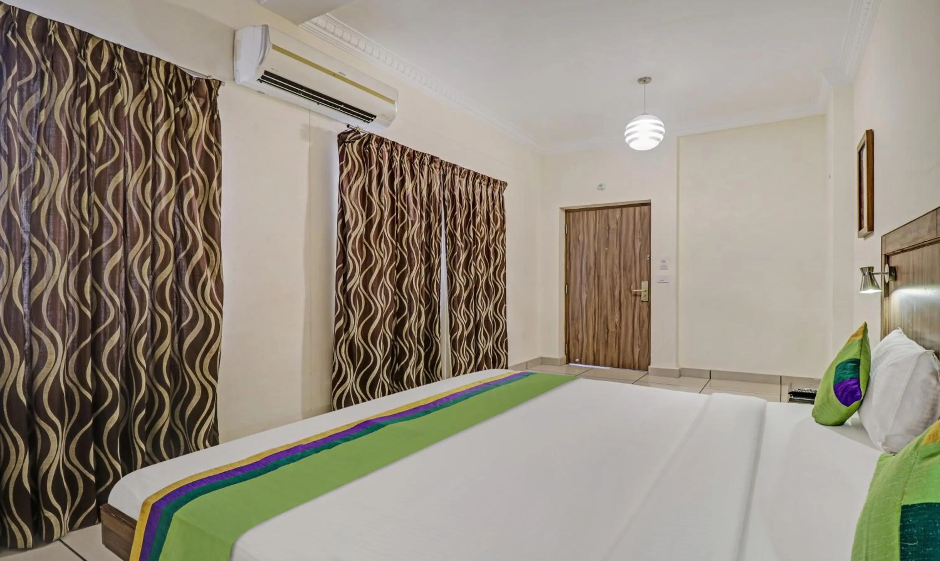 Bedroom, Bed in Treebo Komfort Suites, 3 Km From Mysore Palace
