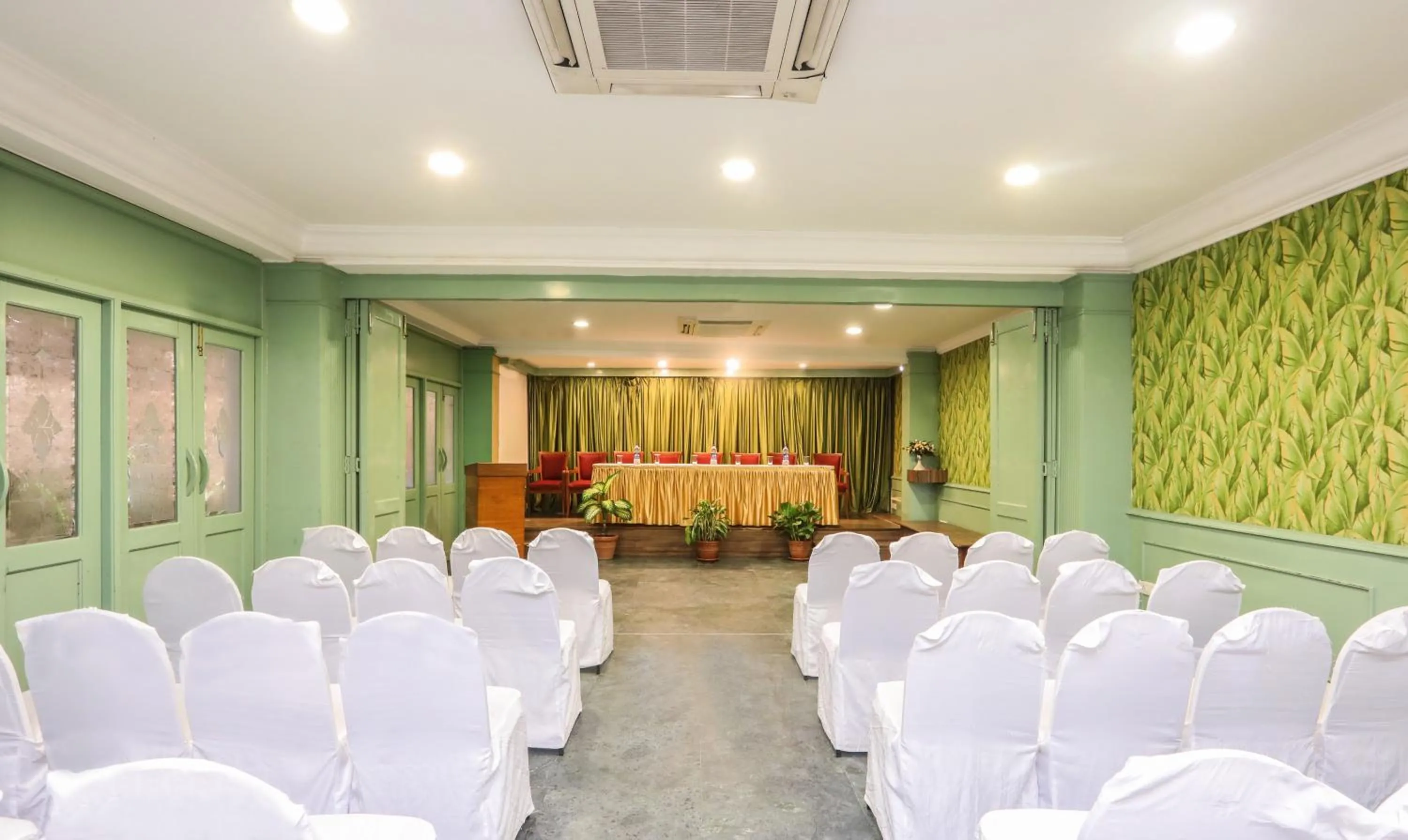 Meeting/conference room in Treebo Komfort Suites, 3 Km From Mysore Palace