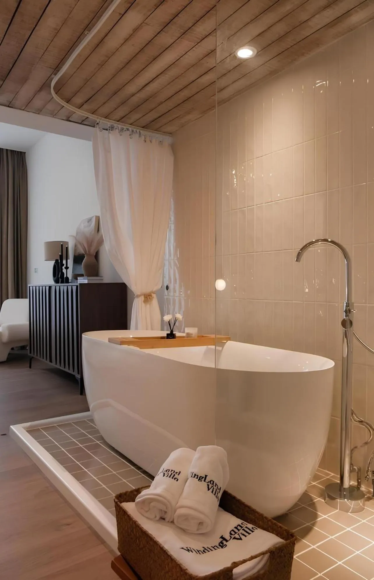 Bathroom, Bed in Villa Windingland