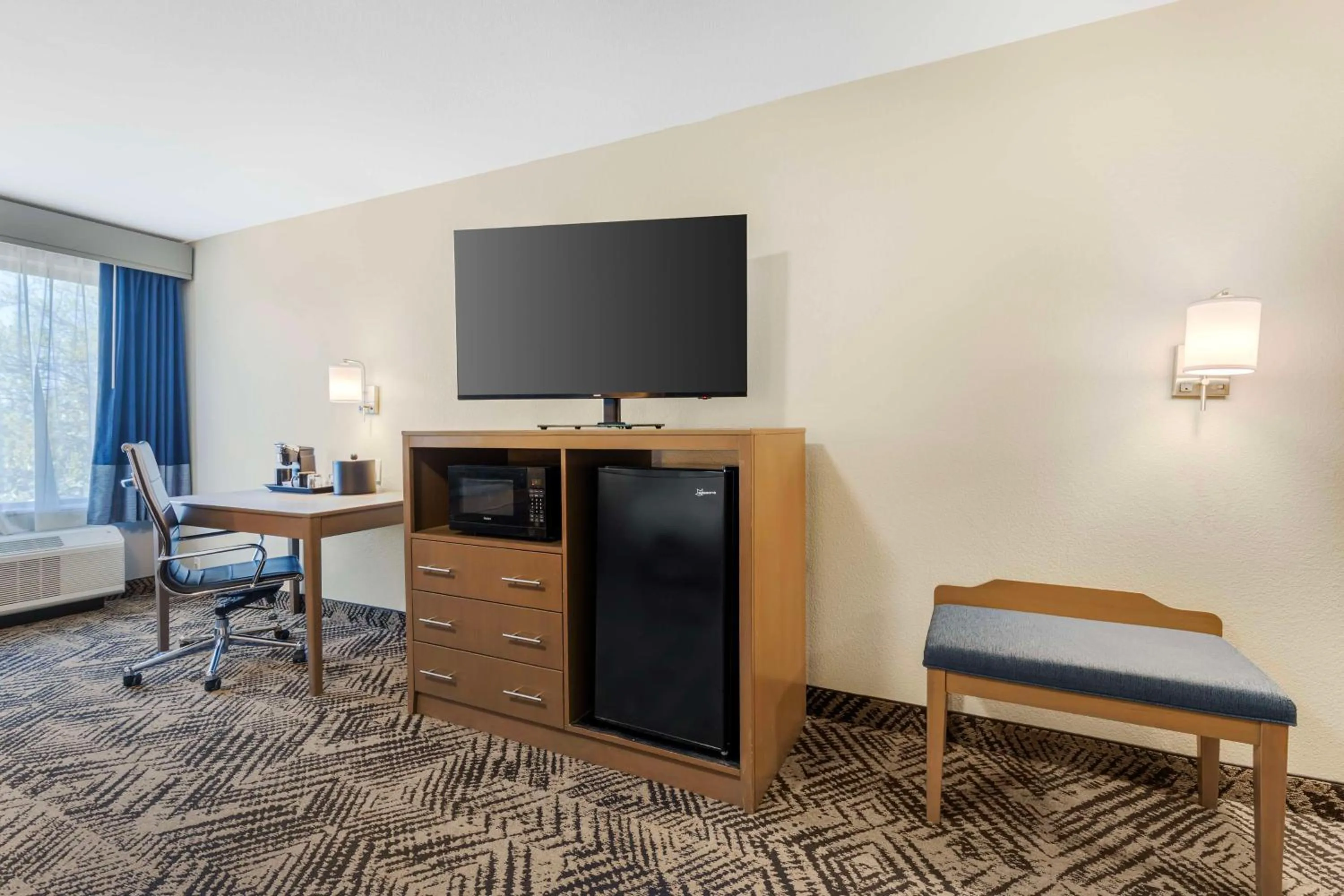 Bedroom in Best Western Plus Lewisville Flower Mound