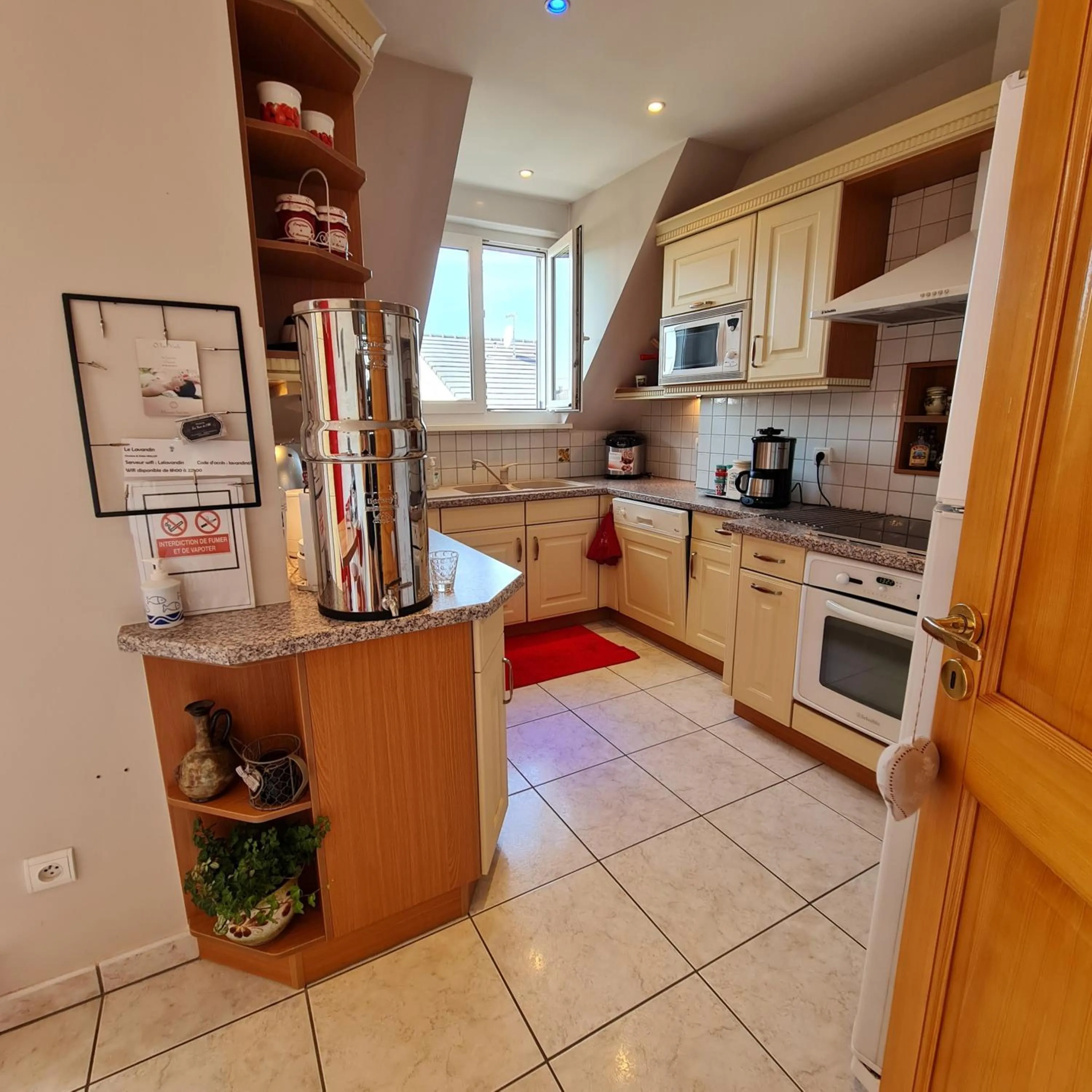 kitchen in Chambre d'hôtes Le Lavandin et sa cuisine privative