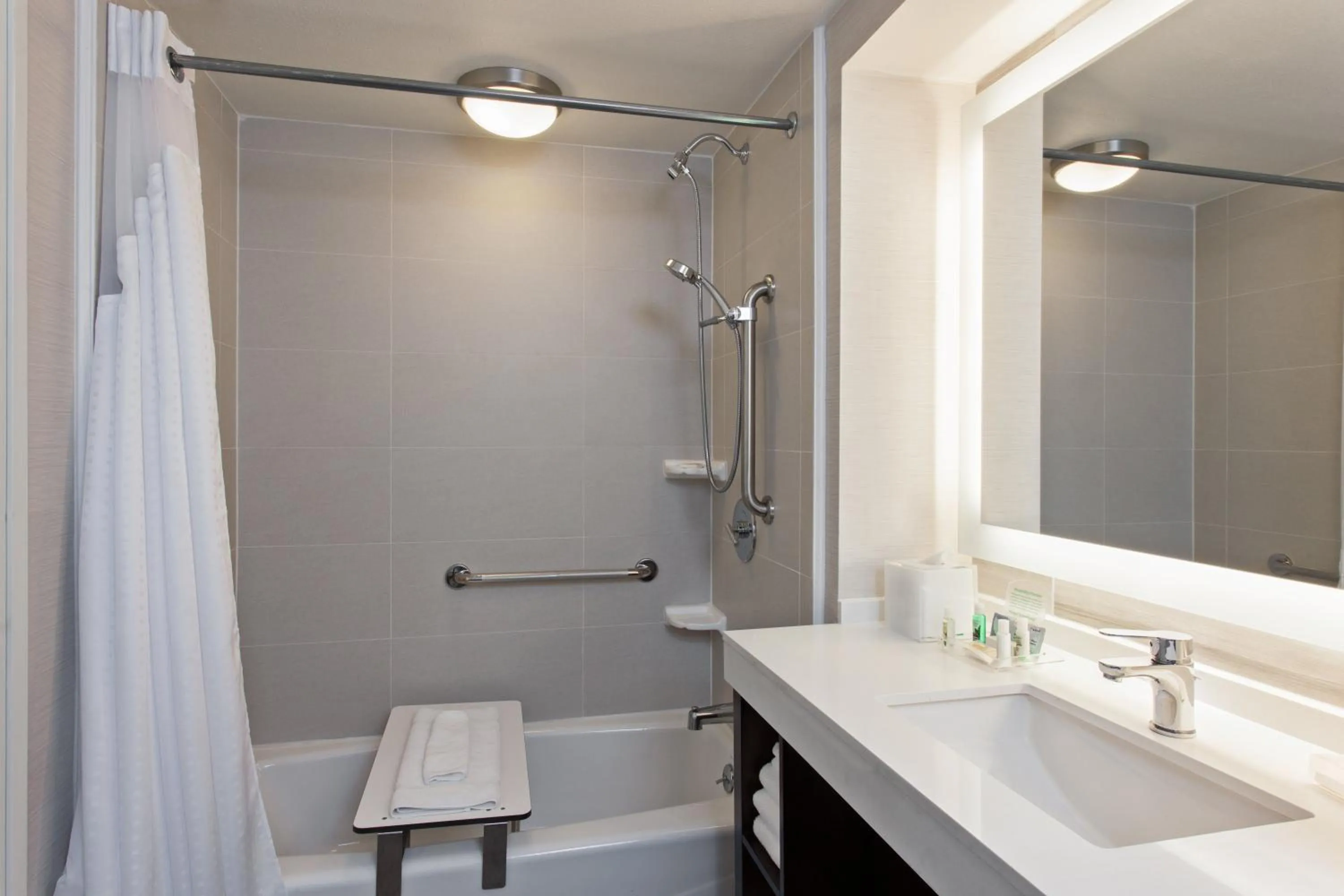 Photo of the whole room in Holiday Inn Long Beach - Airport by IHG