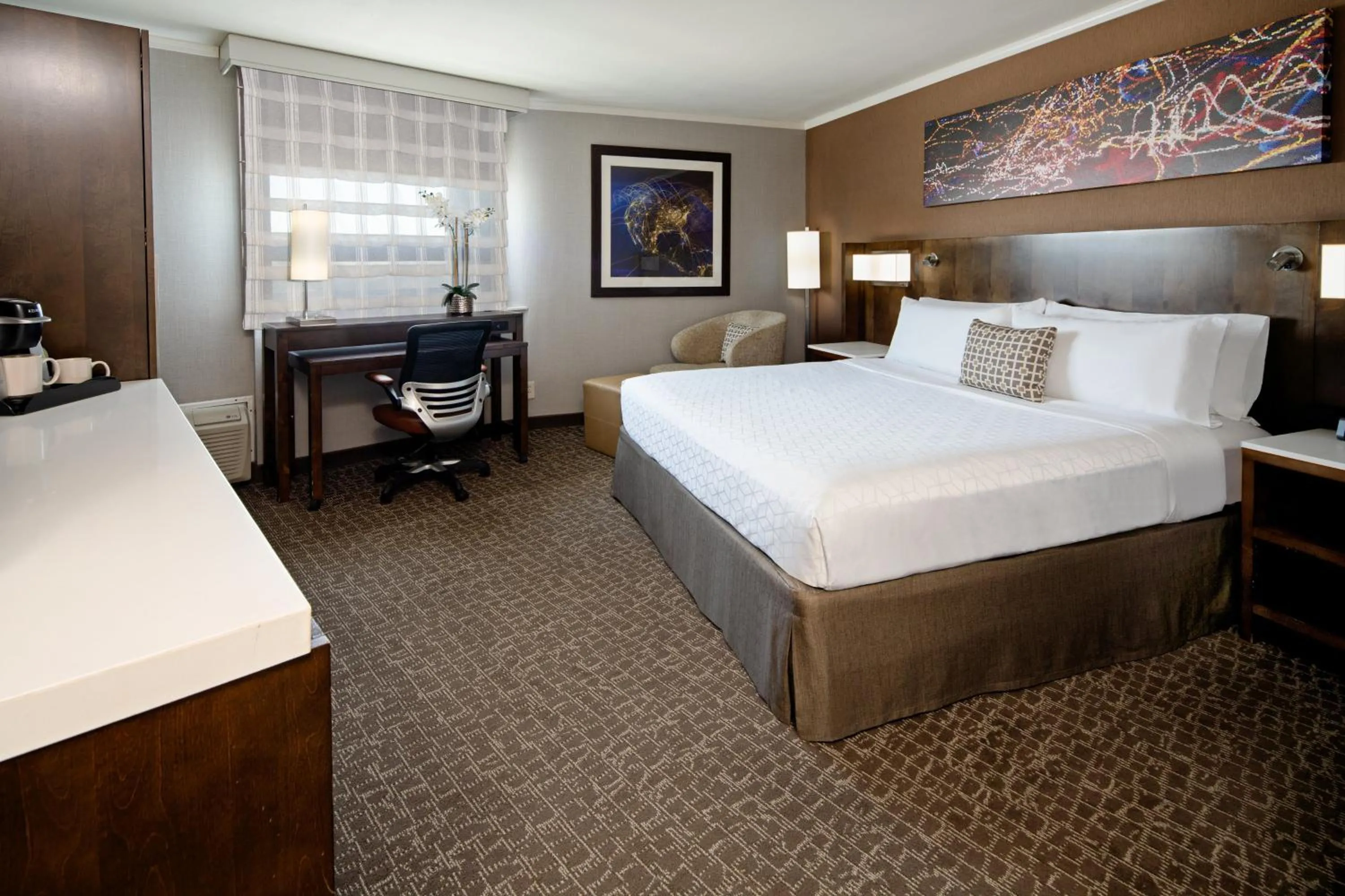Photo of the whole room, Bed in Holiday Inn Long Beach - Airport by IHG